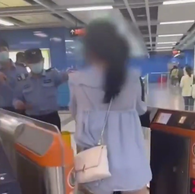 廣州女子下地鐵遭鹹豬手，當場擒住對方。（影片截圖）