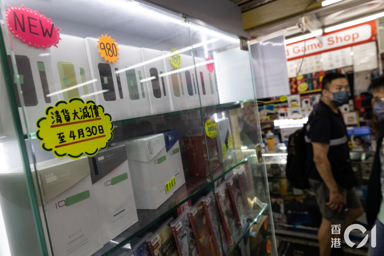 禁電子煙等另類吸煙產品的法例4月30日生效,有商店需急急清貨,之後再售賣便屬犯法。(梁鵬威攝) 禁電子煙等另類吸煙產品的法例4月30日生效,有商店需急急清貨,之後再售賣便屬犯法。(梁鵬威攝)