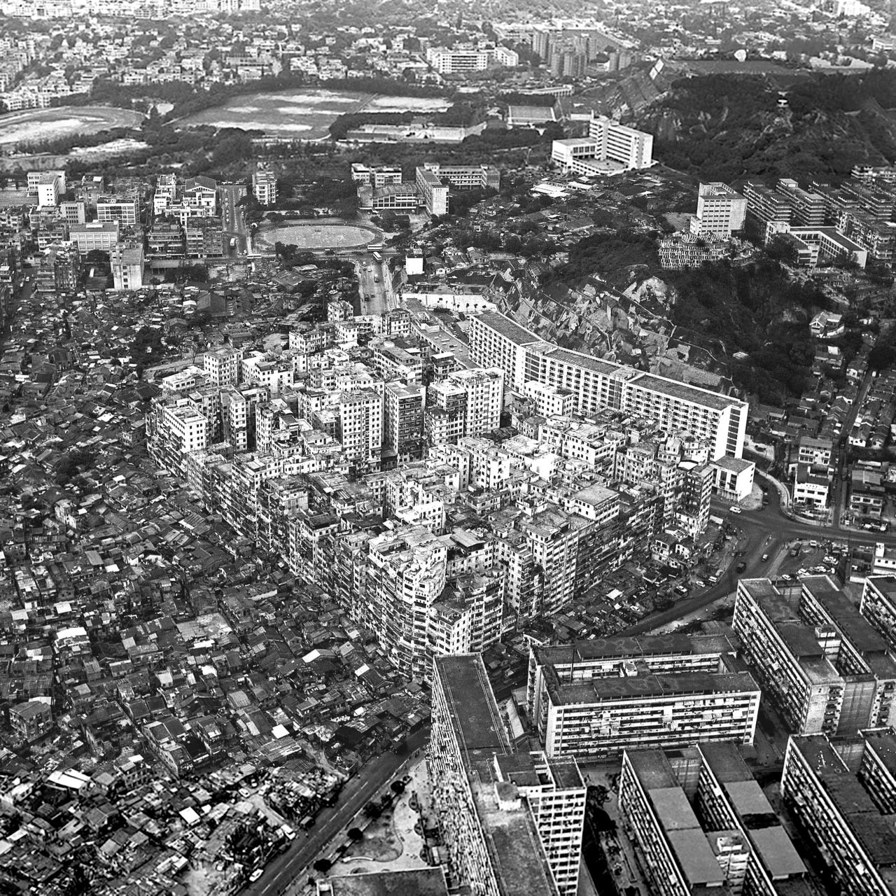 黑暗之城:九龍城寨的日與夜｜用照片紀錄「三不管地帶」最後歲月