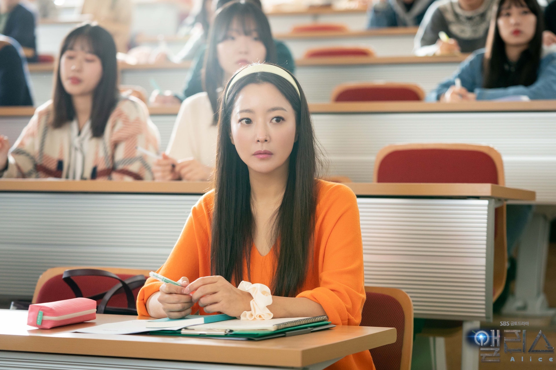 有就讀城市大學的女學生於討論區發文大呻,1月中開學時教授已編排5月初要交一份功課,但教授數月來都沒給予任何功課指引及評分準則。(《Alice》劇照) 有就讀城市大學的女學生於討論區發文大呻,1月中開學時教授已編排5月初要交一份功課,但教授數月來都沒給予任何功課指引及評分準則。(《Alice》劇照)