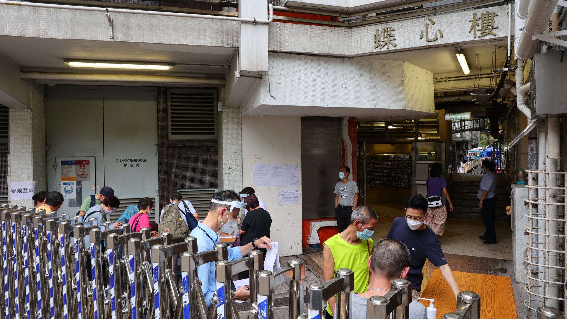 封區|屯門蝴蝶邨蝶心樓圍封強檢 目標明早10時解封 封區|屯門蝴蝶邨蝶心樓圍封強檢 目標明早10時解封