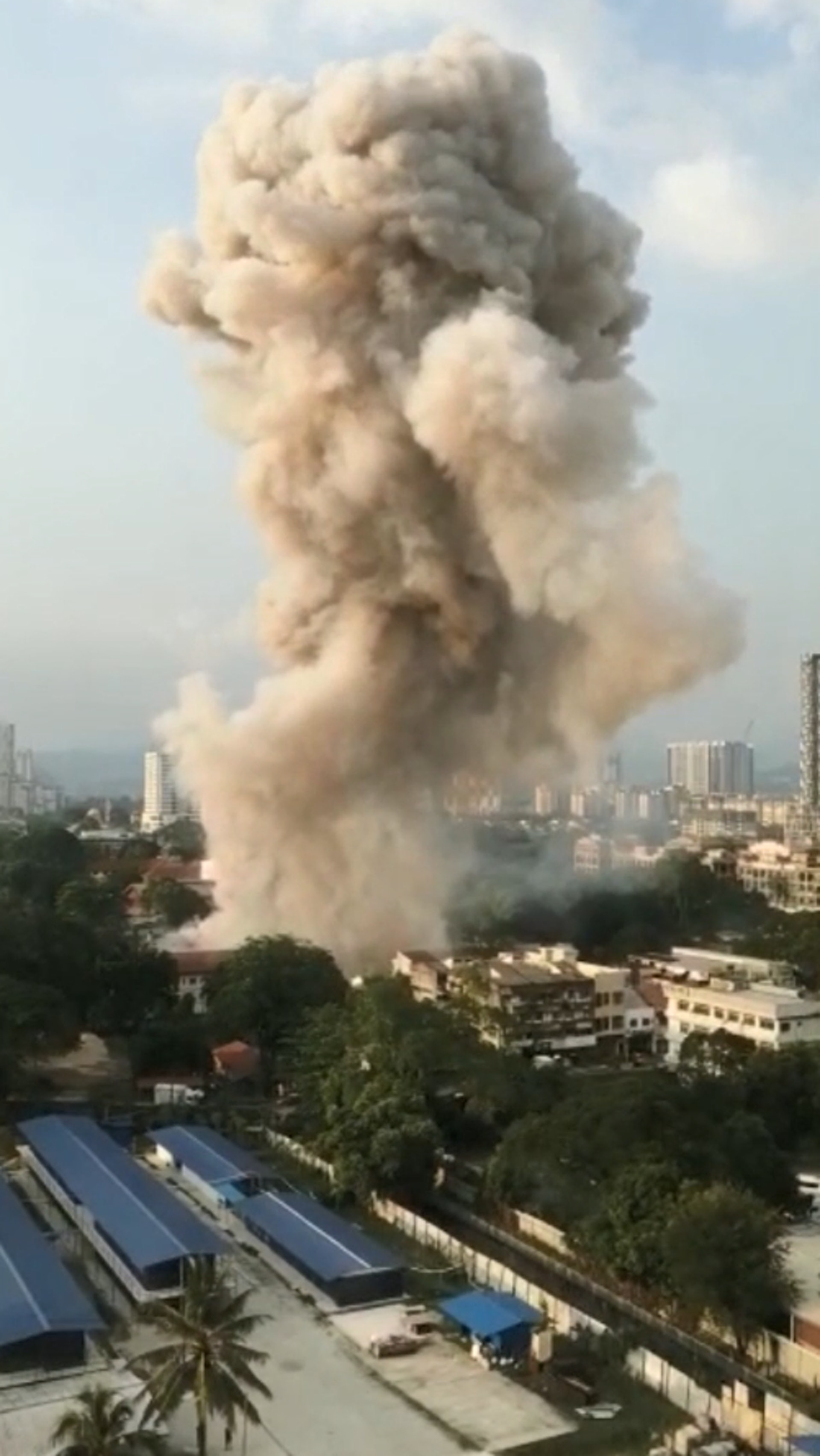 當地民眾從不同方位都見到爆炸後的巨型蘑菇雲。(YouTube影片截圖) 當地民眾從不同方位都見到爆炸後的巨型蘑菇雲。(YouTube影片截圖)