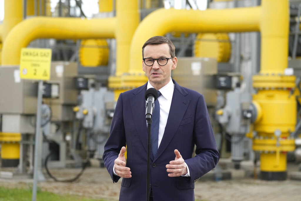 图为4月27日，波兰总理莫拉维茨基（Mateusz Morawiecki）在华沙附近的一个天然气工厂发言，说明俄罗斯切断天然气供应的问题。 （AP）