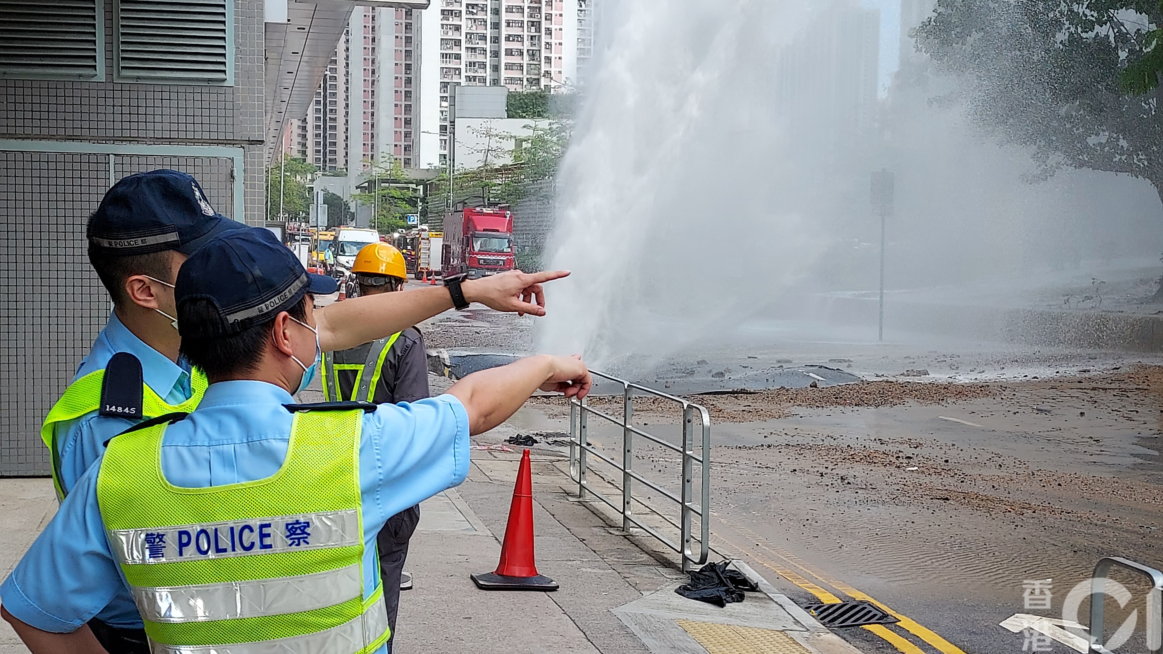 荃灣海盛路鹹淡水管齊爆致路陷噴水柱5層樓高行車線封閉