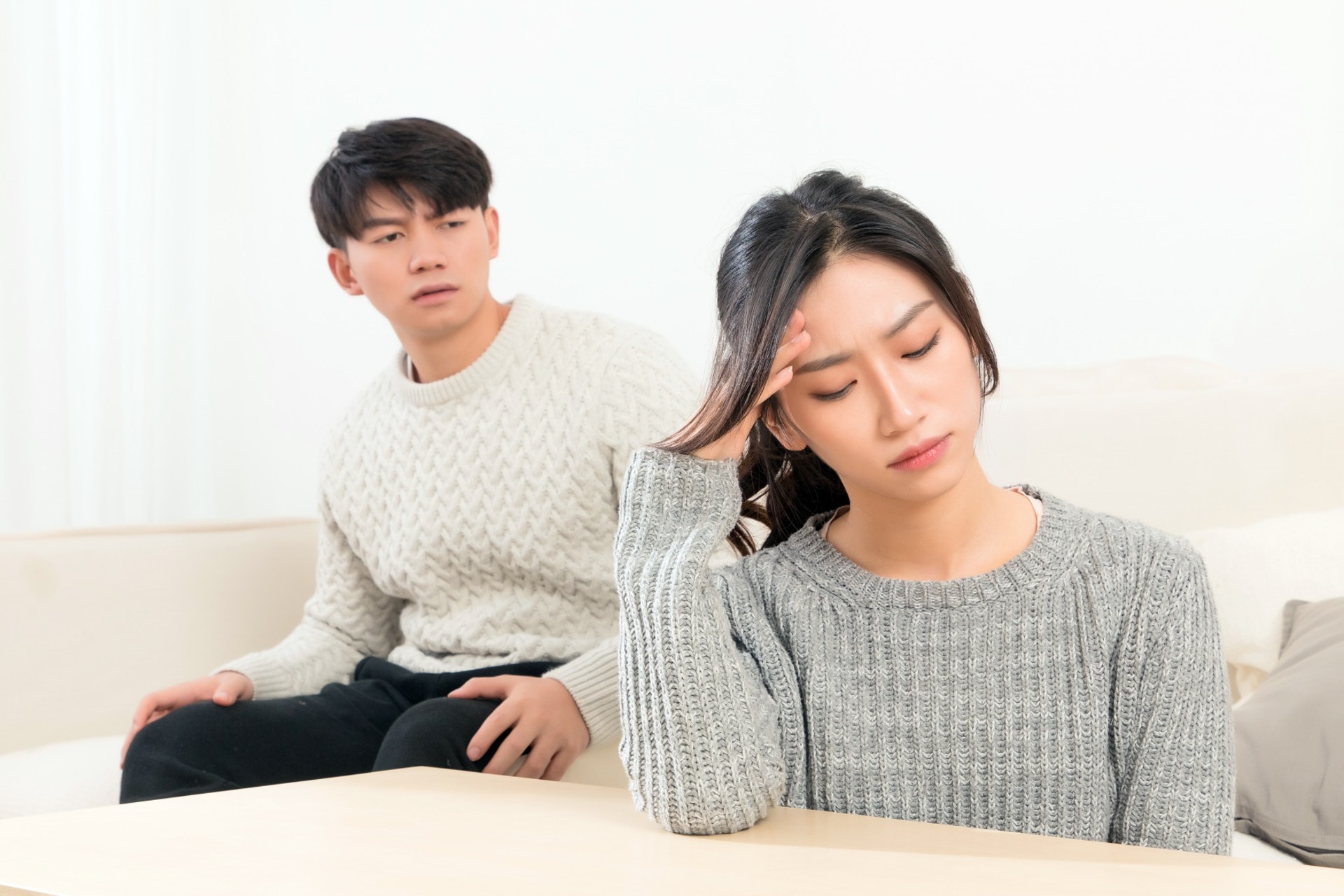 不少女士經前或來經期間情緒尤其波動,出現焦躁不安和鬱悶等情緒。(Shutterstock) 不少女士經前或來經期間情緒尤其波動,出現焦躁不安和鬱悶等情緒。(Shutterstock)