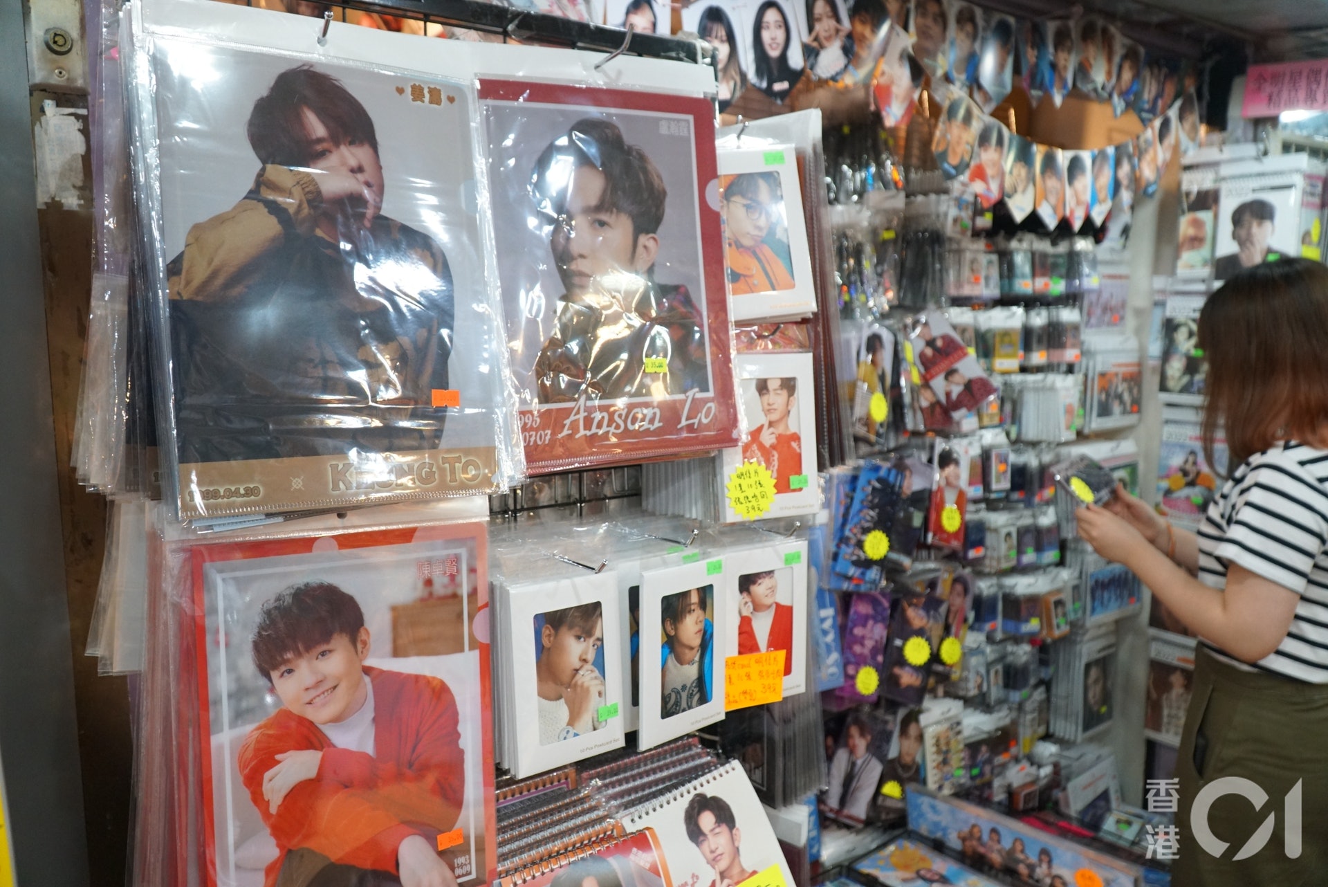 信和中心的明星精品店,都在當眼位置擺放MIRROR的商品。(羅偉文攝) 信和中心的明星精品店,都在當眼位置擺放MIRROR的商品。(羅偉文攝)