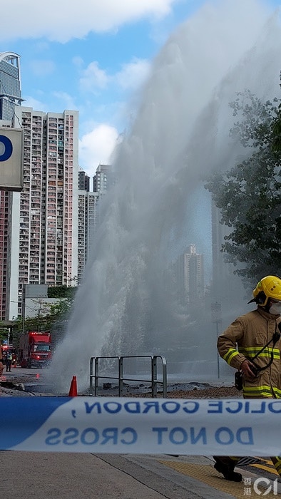 荃灣海盛路鹹淡水管齊爆致路陷噴水柱5層樓高行車線封閉
