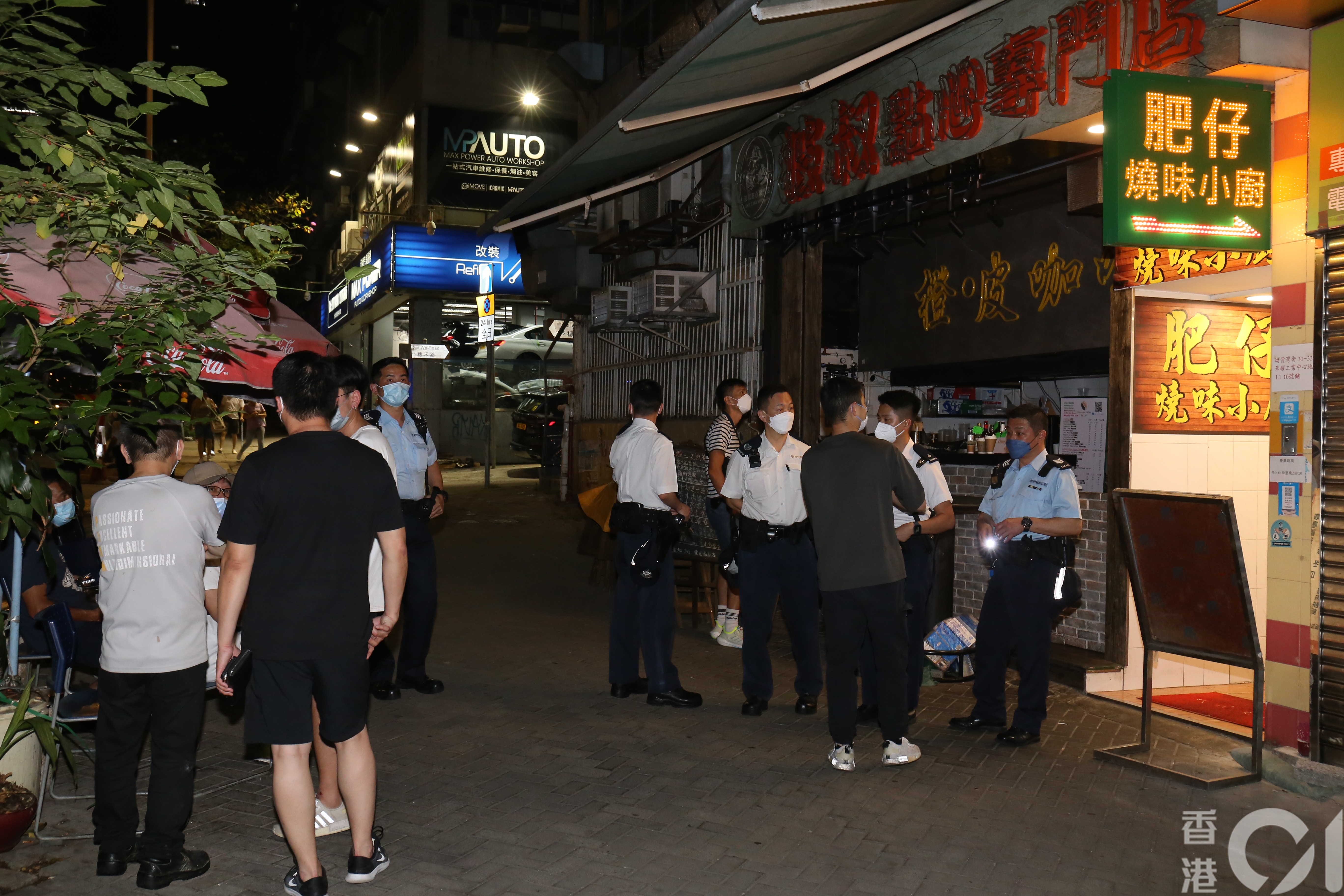 現場被警方圍封，有街坊駐足圍觀。（陳浩然攝）