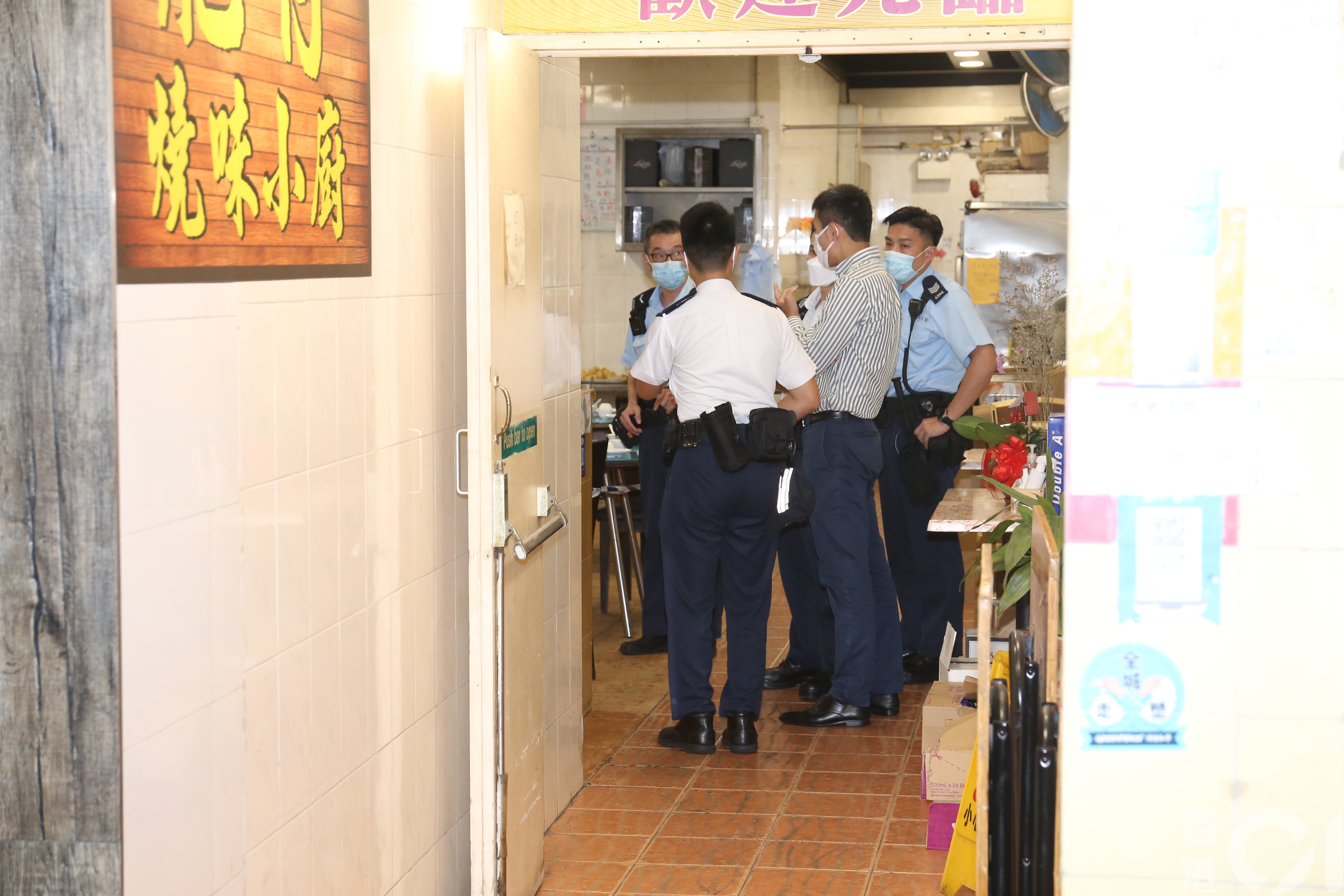 警員在餐廳內調查事件。（陳浩然攝）