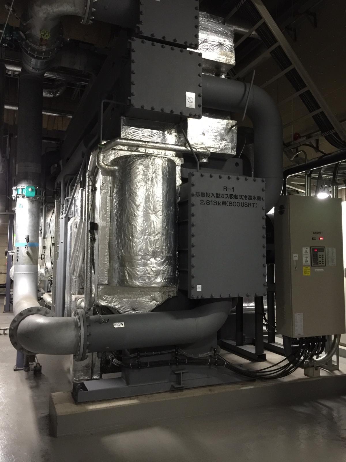 筆者在日本參觀分佈式能源設施時見到以天然氣驅動的內燃機發電機組其餘熱不單祗製熱還供應到可作製造冷氣的吸收式製冷機組成為電熱冷的三聯供系統。