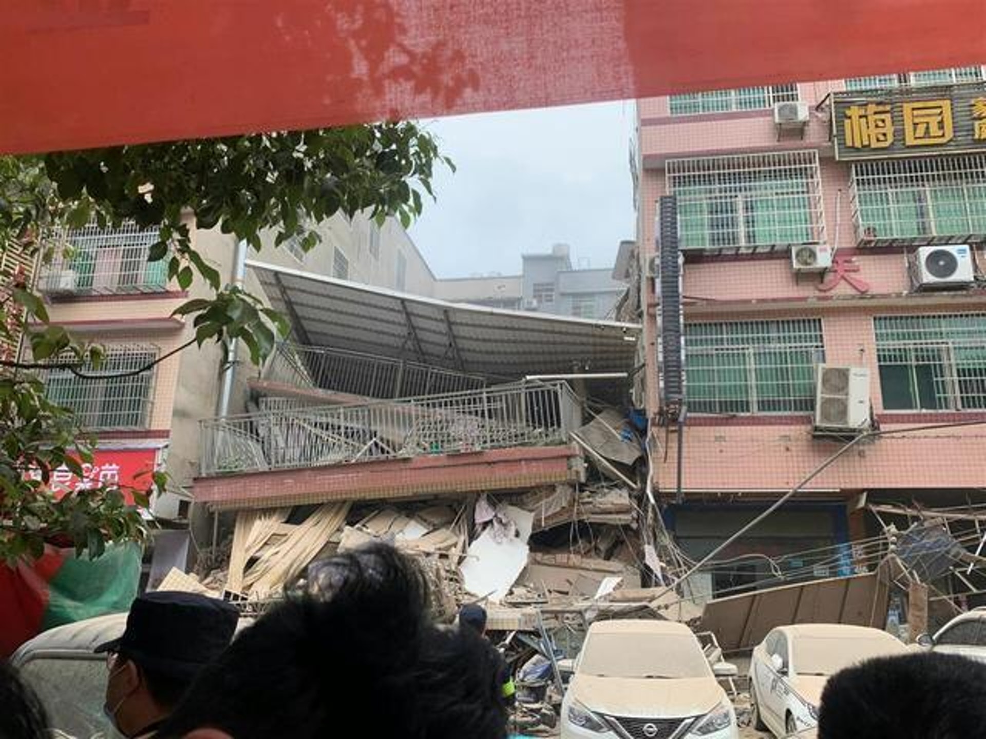 湖南長沙一棟建築發生倒塌,現場升起大量煙塵。(極目新聞) 湖南長沙一棟建築發生倒塌,現場升起大量煙塵。(極目新聞)
