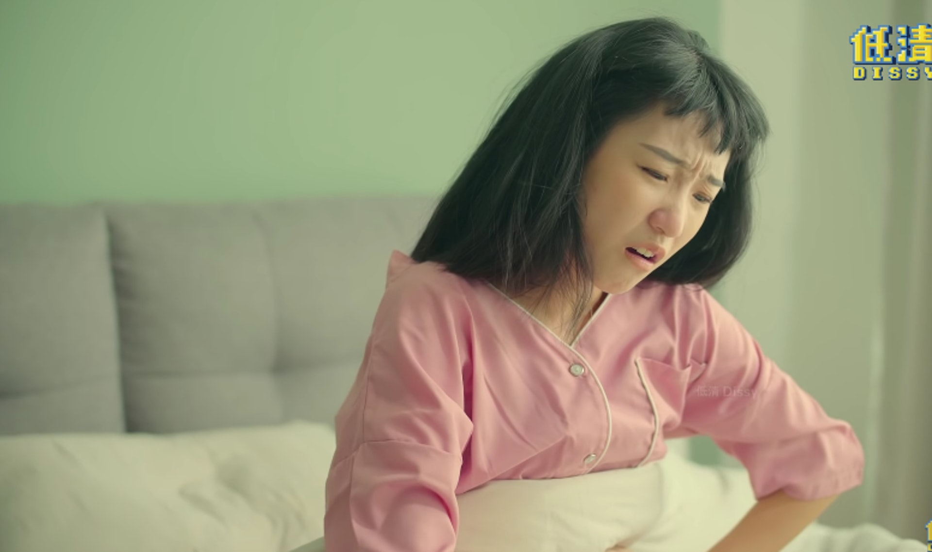 【月經痛/經痛】男生從不遭受如此痛苦,往往都會低估經痛的痛苦程度,甚至認為「有沒有那麼誇張?!」(《男生必看!女生來大姨媽到底什麼感受?》劇照) 【月經痛/經痛】男生從不遭受如此痛苦,往往都會低估經痛的痛苦程度,甚至認為「有沒有那麼誇張?!」(《男生必看!女生來大姨媽到底什麼感受?》劇照)
