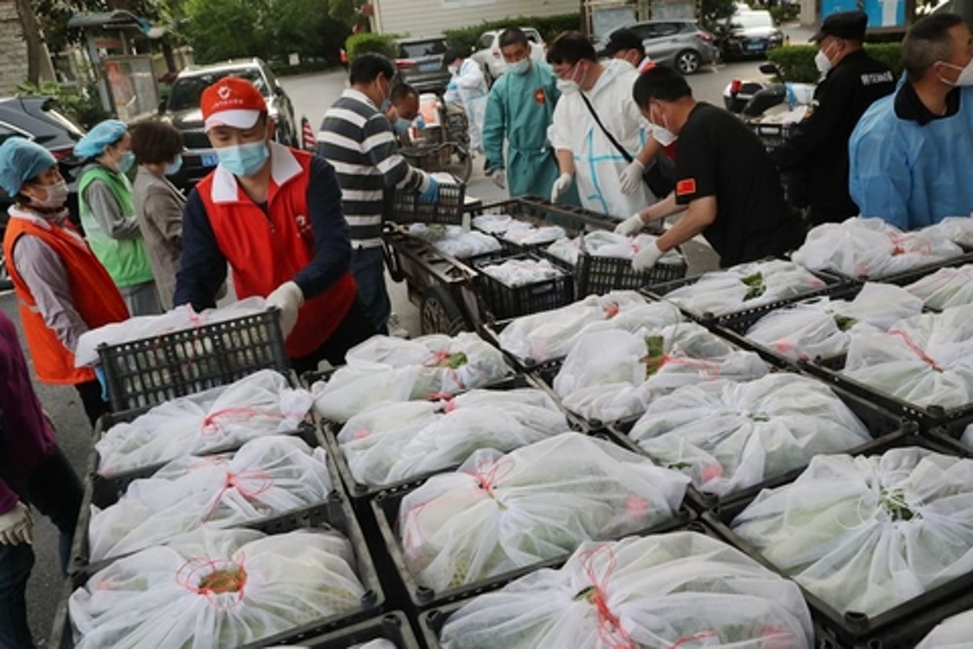 2022年4月18日,上海市閔行區虹橋鎮向居民發放免費救助食品。(視覺中國) 2022年4月18日,上海市閔行區虹橋鎮向居民發放免費救助食品。(視覺中國)