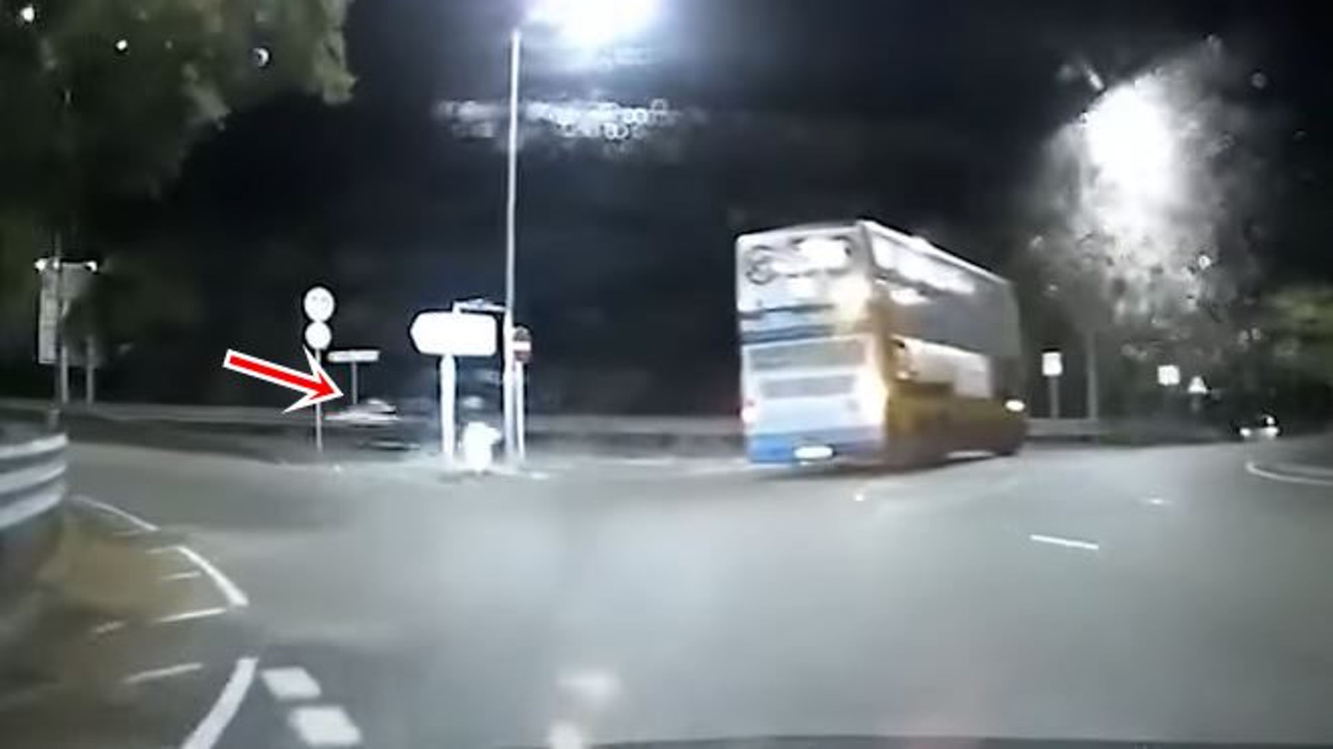 私家車高速而至。(網上截圖) 私家車高速而至。(網上截圖)