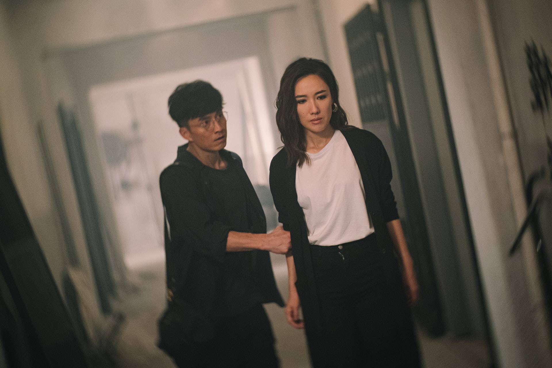 Joey為救Ella穿梭時空,Lydia選擇留在原世界等待Maurice。(《金宵大廈2》劇照) Joey為救Ella穿梭時空,Lydia選擇留在原世界等待Maurice。(《金宵大廈2》劇照)
