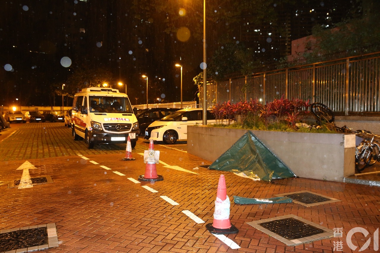 警員架起帳篷將屍體遮蓋。（陳永武攝）