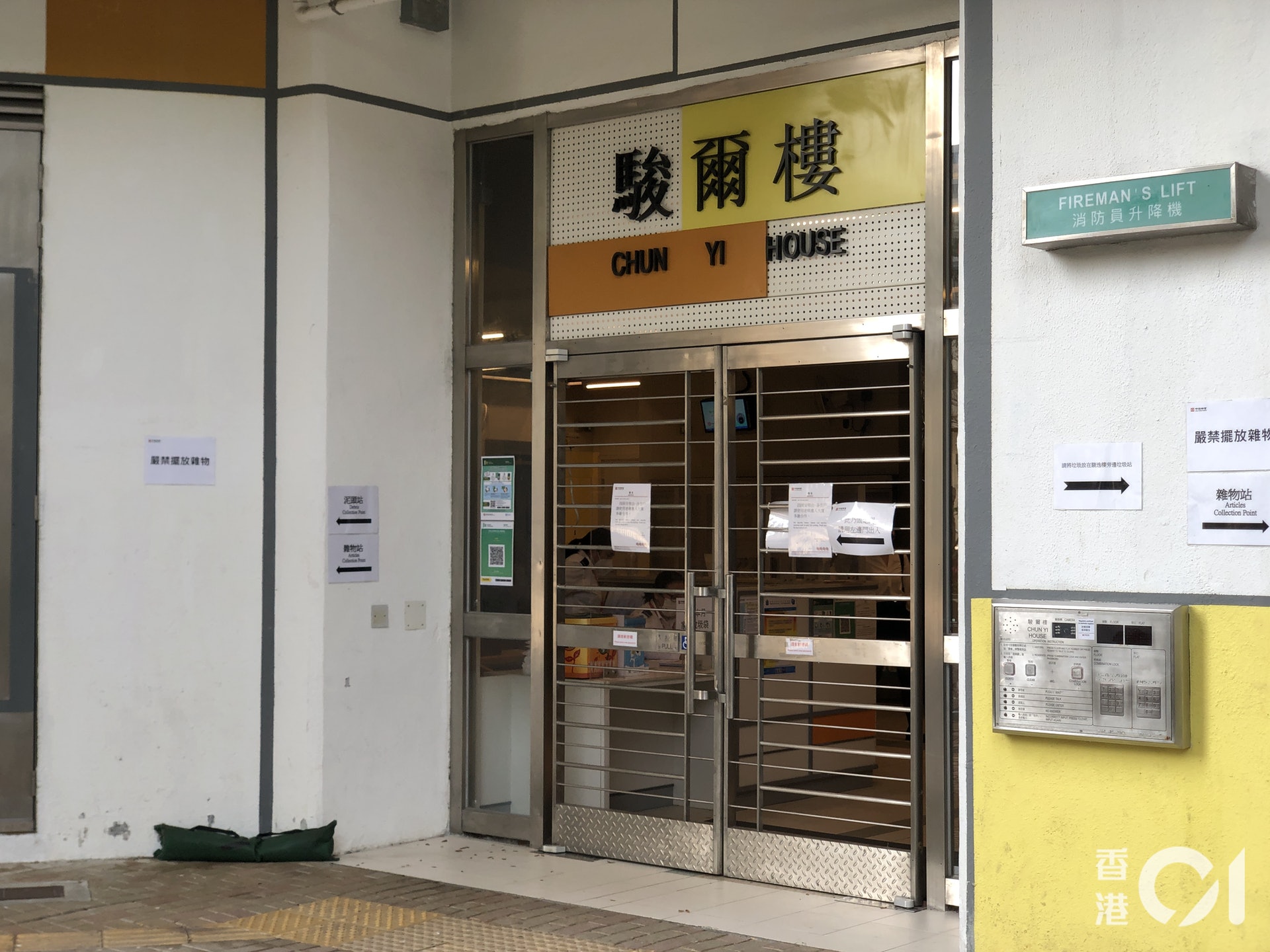 男事主倒臥平台奄奄一息。(翁鈺輝攝) 男事主倒臥平台奄奄一息。(翁鈺輝攝)