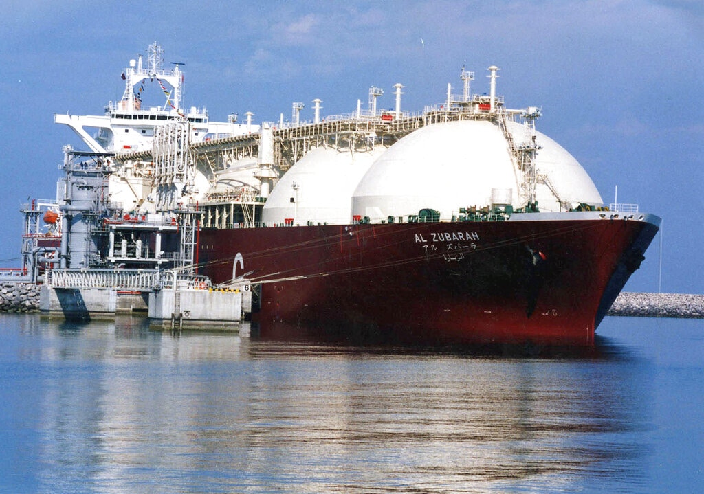 图为2005年4月，卡塔尔的一架液化天然气运送船。 天然气今天大部分依赖管道直接运输。 （AP）