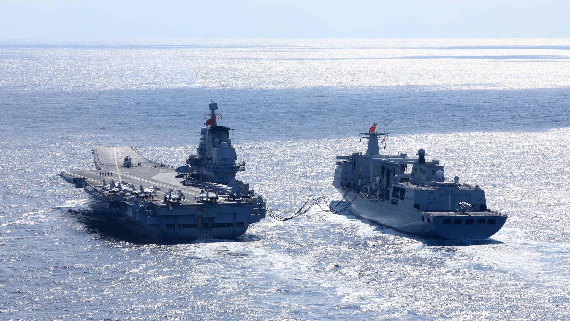 海軍遼寧艦編隊遠海實戰化訓練期間,遼寧艦(左)在進行補給。(新華社) 海軍遼寧艦編隊遠海實戰化訓練期間,遼寧艦(左)在進行補給。(新華社)