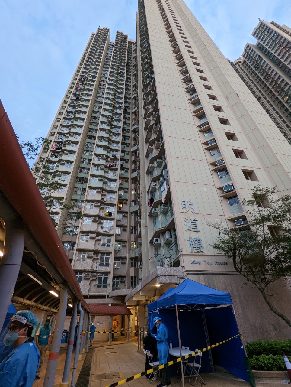 將軍澳明德邨明道樓今午圍封強檢，預計行動明午完成。(梁德倫攝)