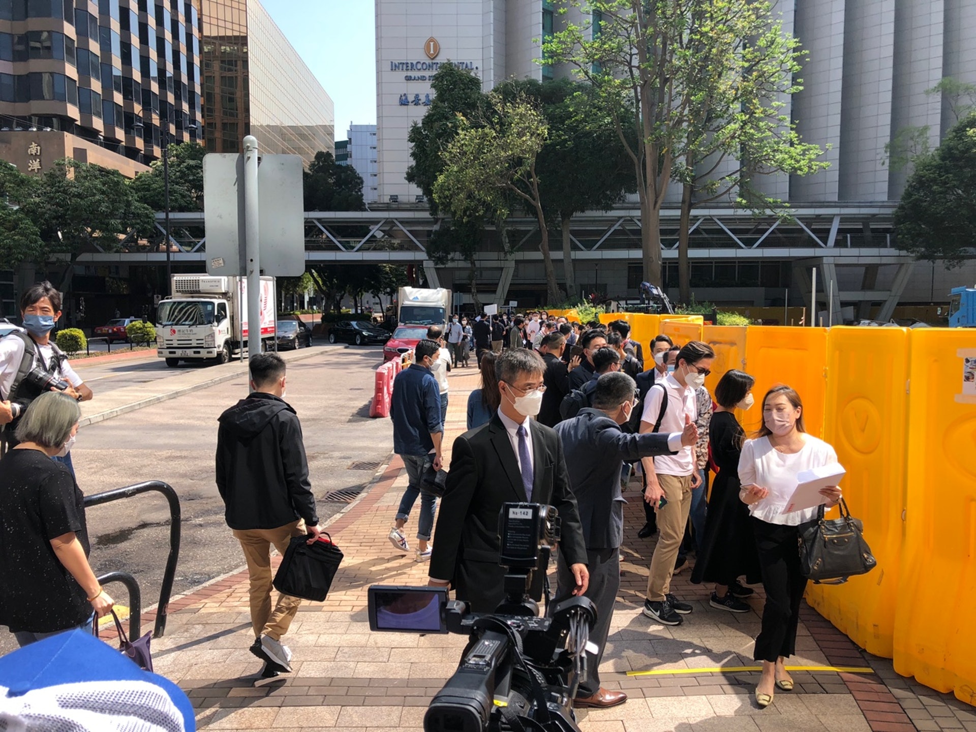 準買家人龍由尖沙咀中心內,一直沿麼地道花園伸延至海景嘉福酒店停車場入口。(黃祐樺攝) 準買家人龍由尖沙咀中心內,一直沿麼地道花園伸延至海景嘉福酒店停車場入口。(黃祐樺攝)