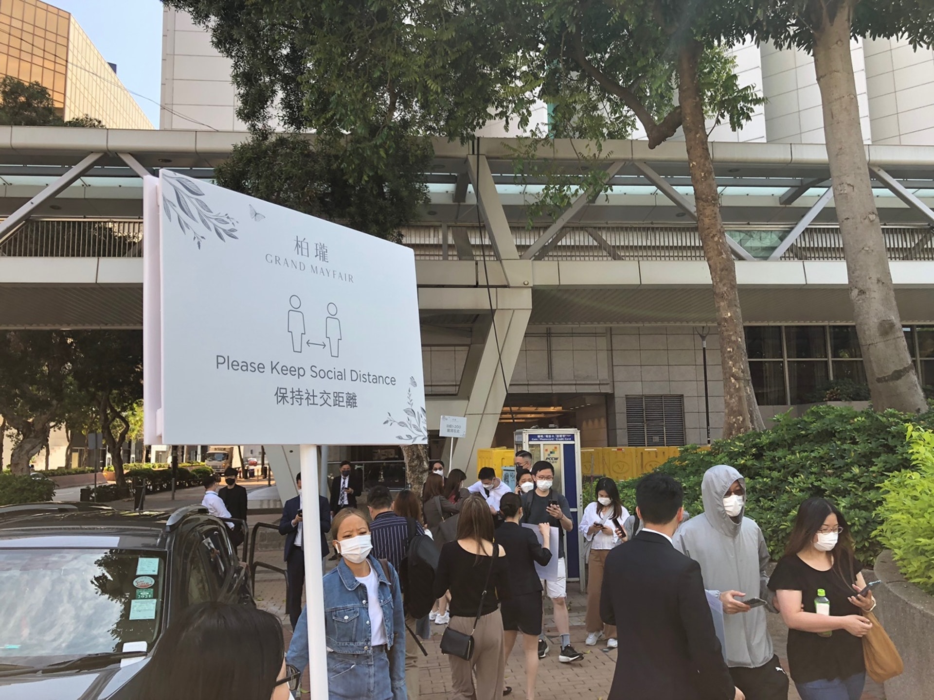 準買家人龍由尖沙咀中心內,一直沿麼地道花園伸延至海景嘉福酒店停車場入口。(黃祐樺攝) 準買家人龍由尖沙咀中心內,一直沿麼地道花園伸延至海景嘉福酒店停車場入口。(黃祐樺攝)