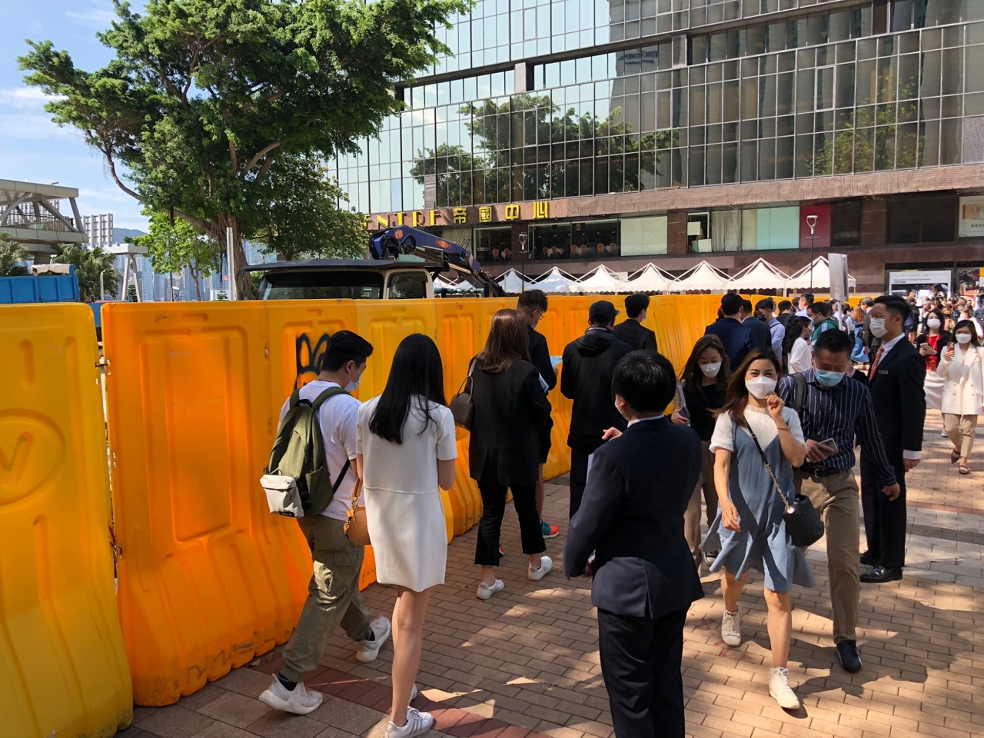 準買家人龍由尖沙咀中心內,一直沿麼地道花園伸延至海景嘉福酒店停車場入口。(黃祐樺攝) 準買家人龍由尖沙咀中心內,一直沿麼地道花園伸延至海景嘉福酒店停車場入口。(黃祐樺攝)
