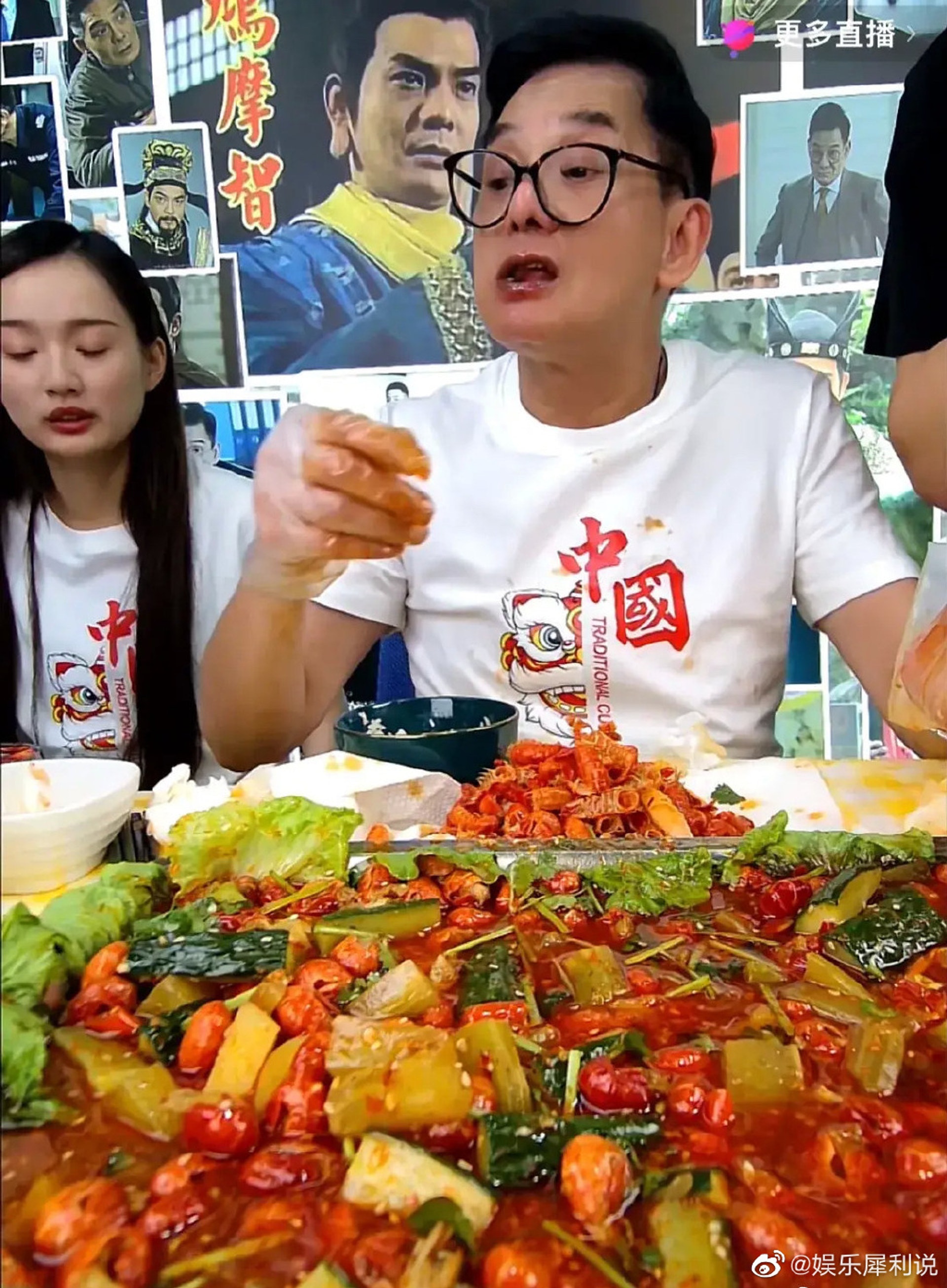 李國麟昨晚直播帶貨小龍蝦,兩小時未停過口。(微博圖片)