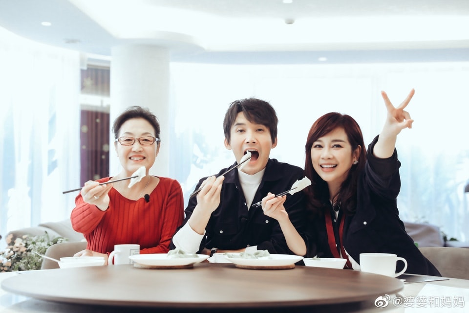 51歲陳松伶與老公姊弟戀修成正果變婚姻專家拍片分享從沒管張鐸