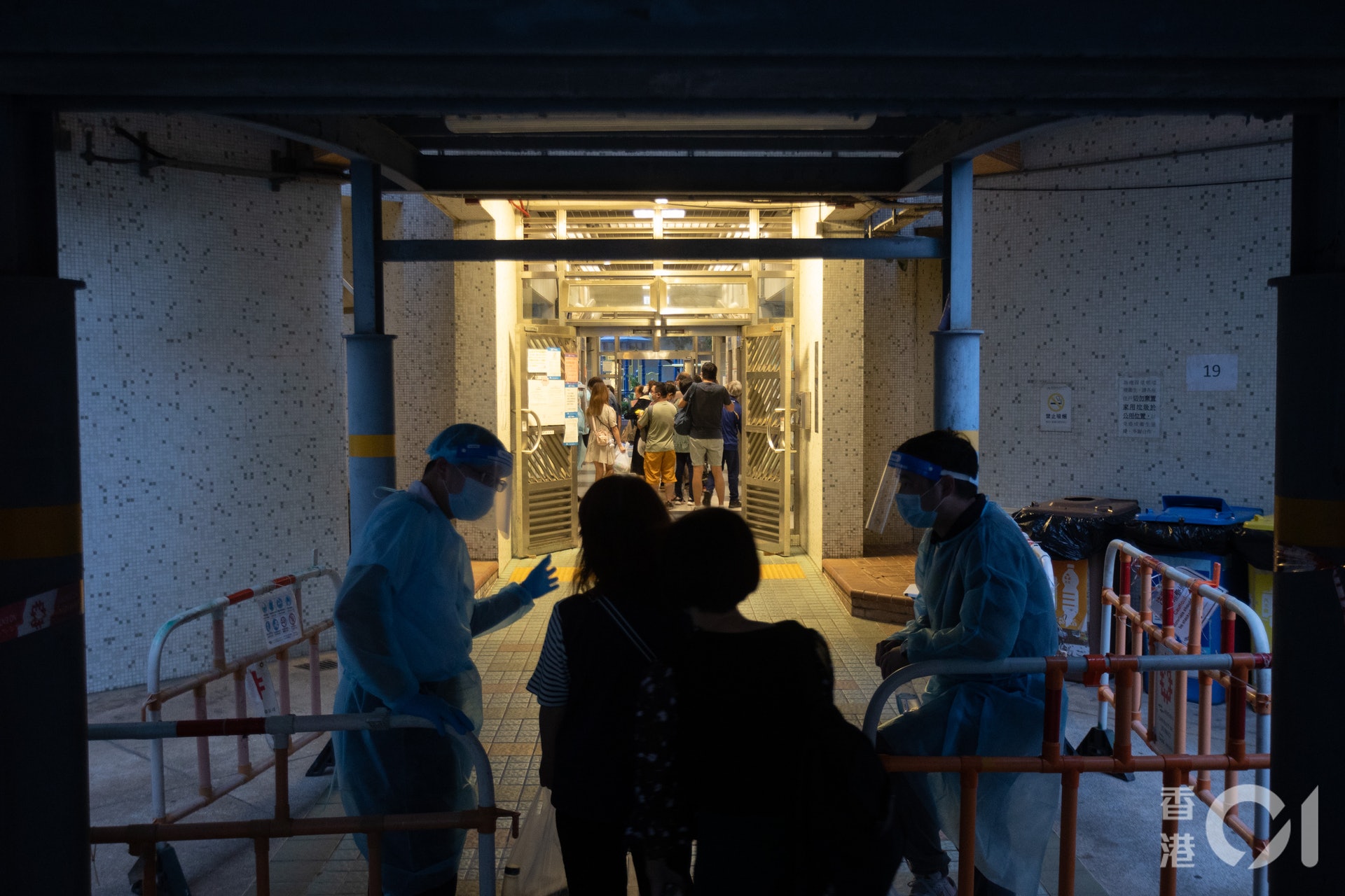 深水埗白田邨昌田樓今午封區強檢料行動明早完成。(廖雁雄攝) 深水埗白田邨昌田樓今午封區強檢料行動明早完成。(廖雁雄攝)