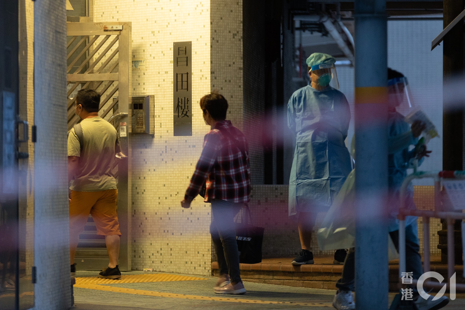深水埗白田邨昌田樓今午封區強檢料行動明早完成。(廖雁雄攝) 深水埗白田邨昌田樓今午封區強檢料行動明早完成。(廖雁雄攝)