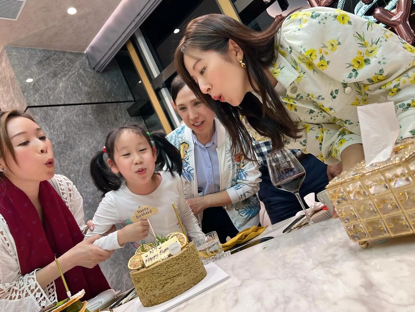 Natalie與家人慶生。(唐詩詠ig)