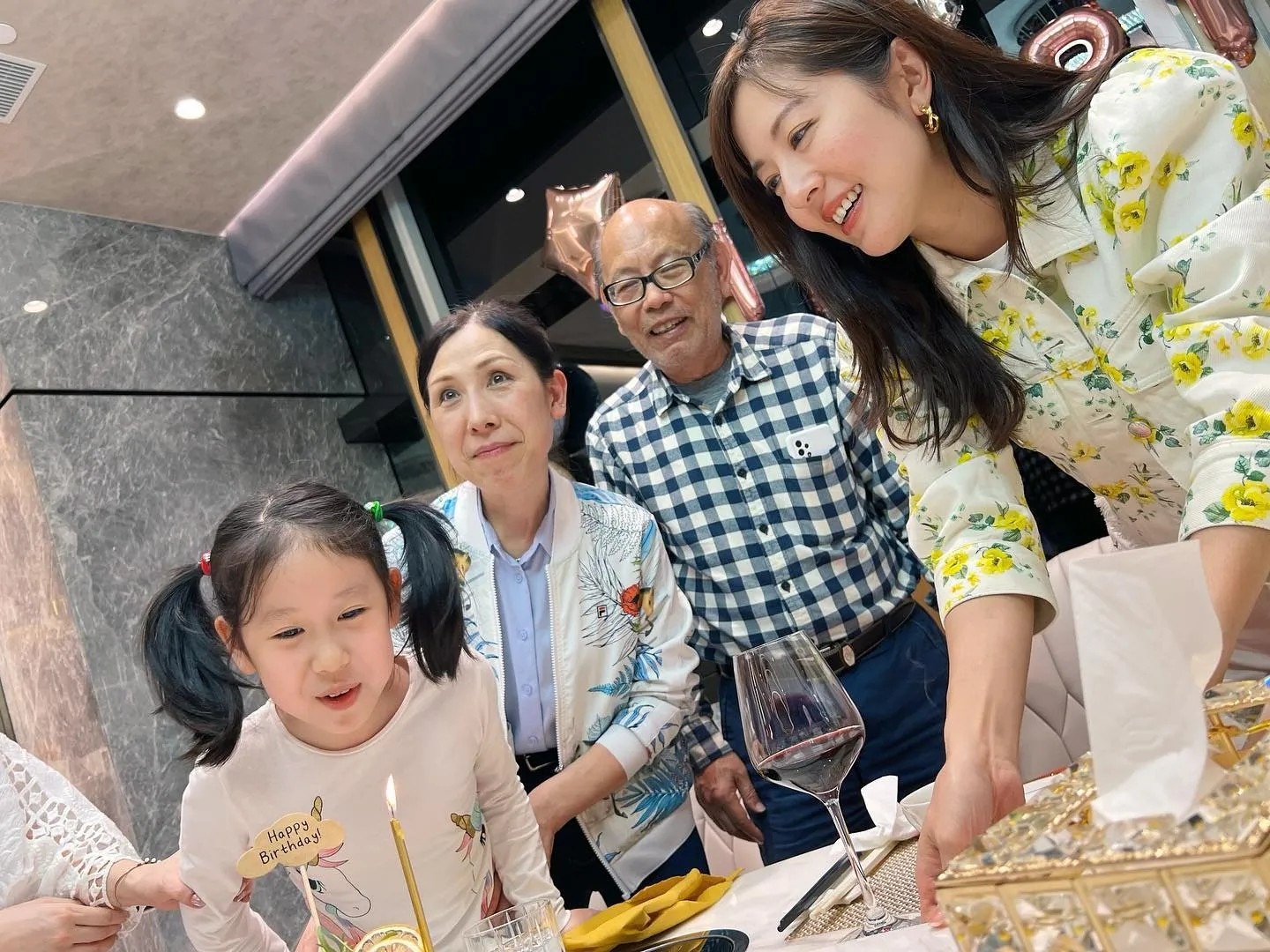 Natalie與家人慶生。(唐詩詠ig)