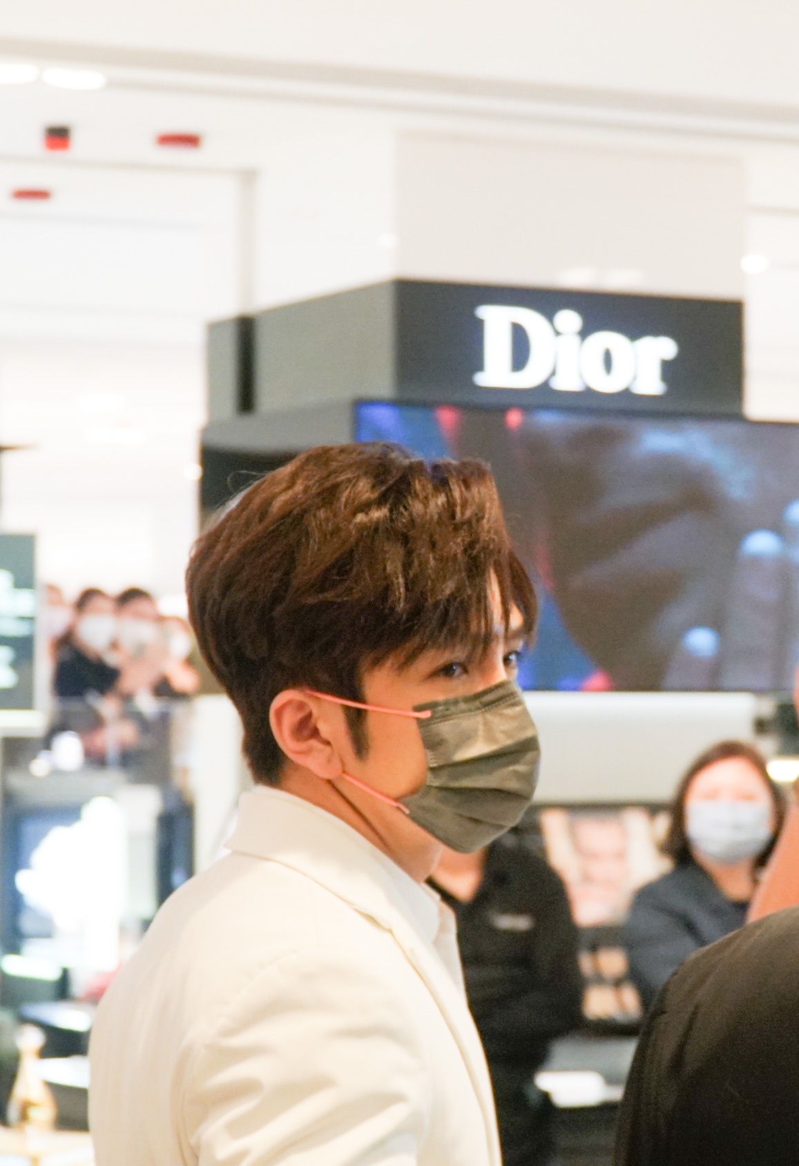 Anson Lo從商場通道步出，並向神徒們揮手打招呼。（鄺鈺瑩攝）