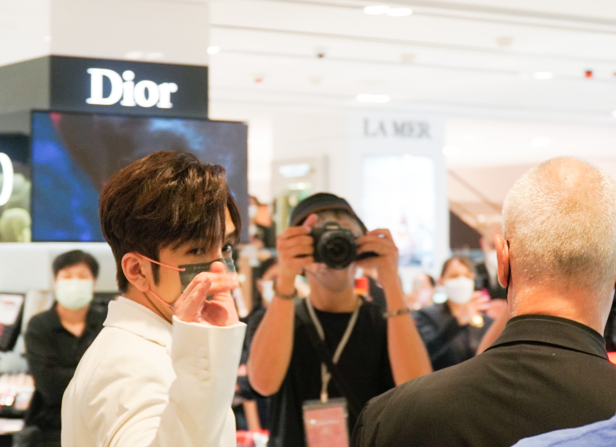 Anson Lo從商場通道步出，並向神徒們揮手打招呼。（鄺鈺瑩攝）