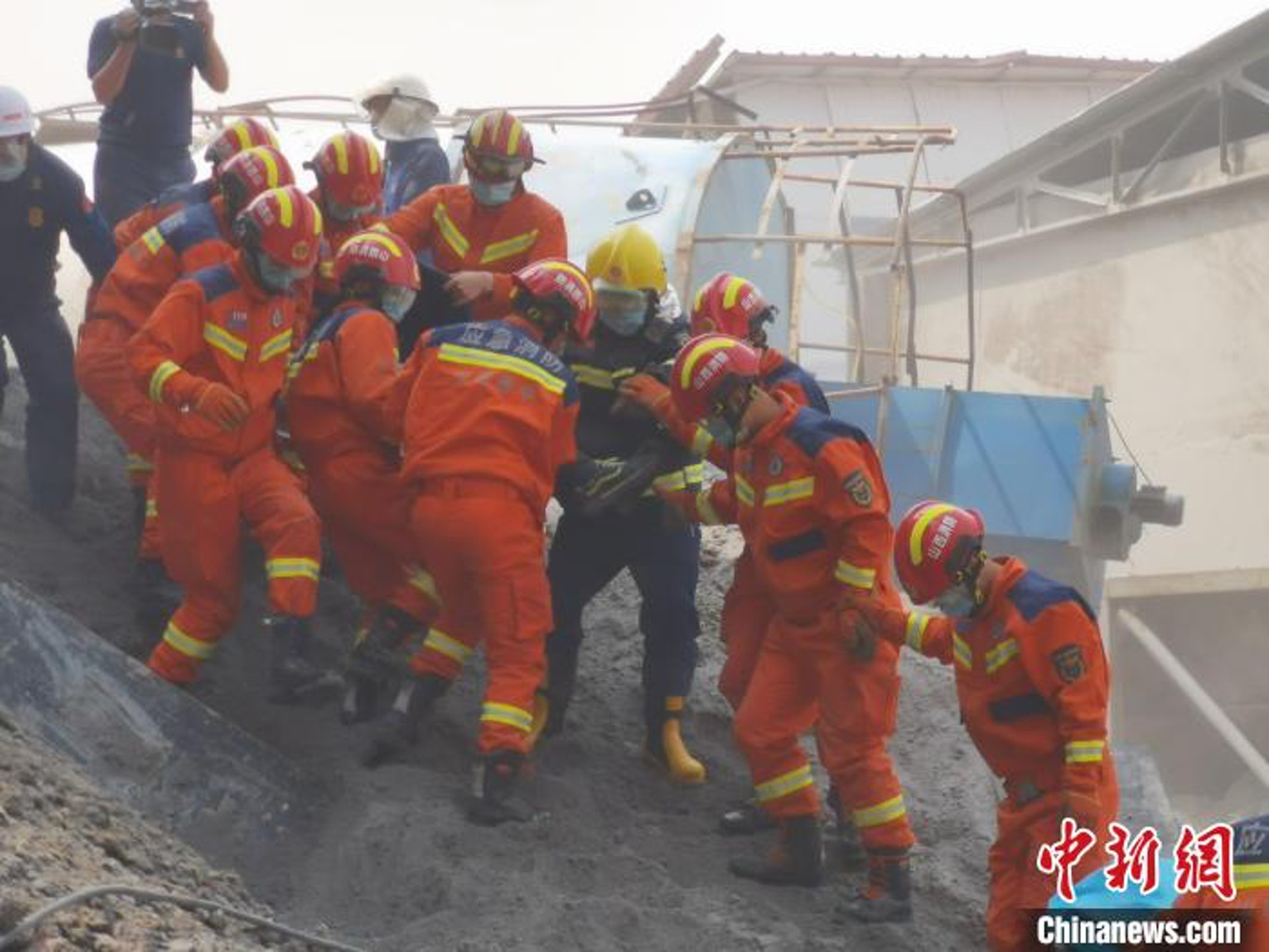 山西省晉中市有建材公司發生倒塌,造成7名工人被困。(中新網) 山西省晉中市有建材公司發生倒塌,造成7名工人被困。(中新網)