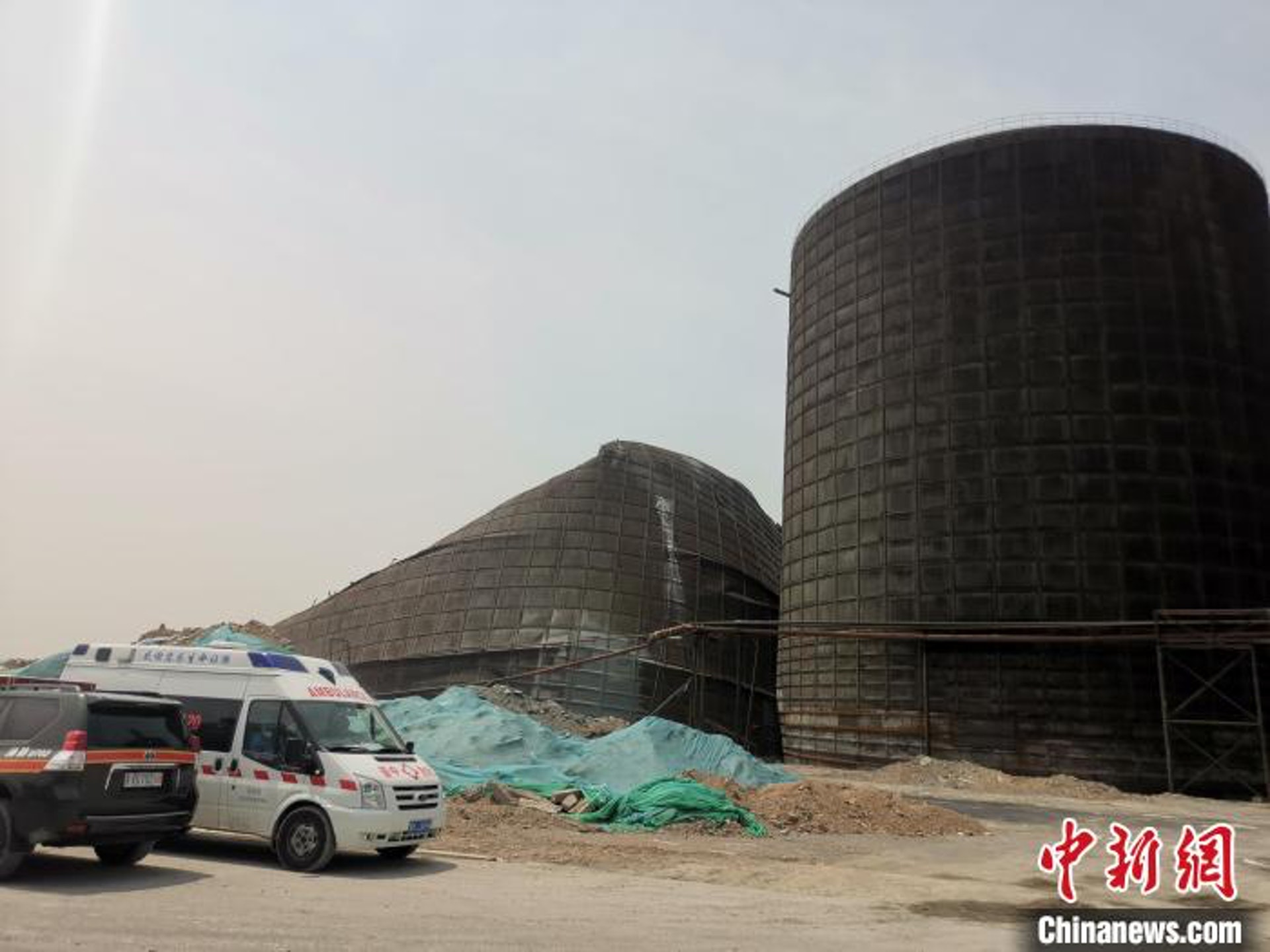 山西省晉中市有建材公司發生倒塌,造成7名工人被困。(中新網) 山西省晉中市有建材公司發生倒塌,造成7名工人被困。(中新網)
