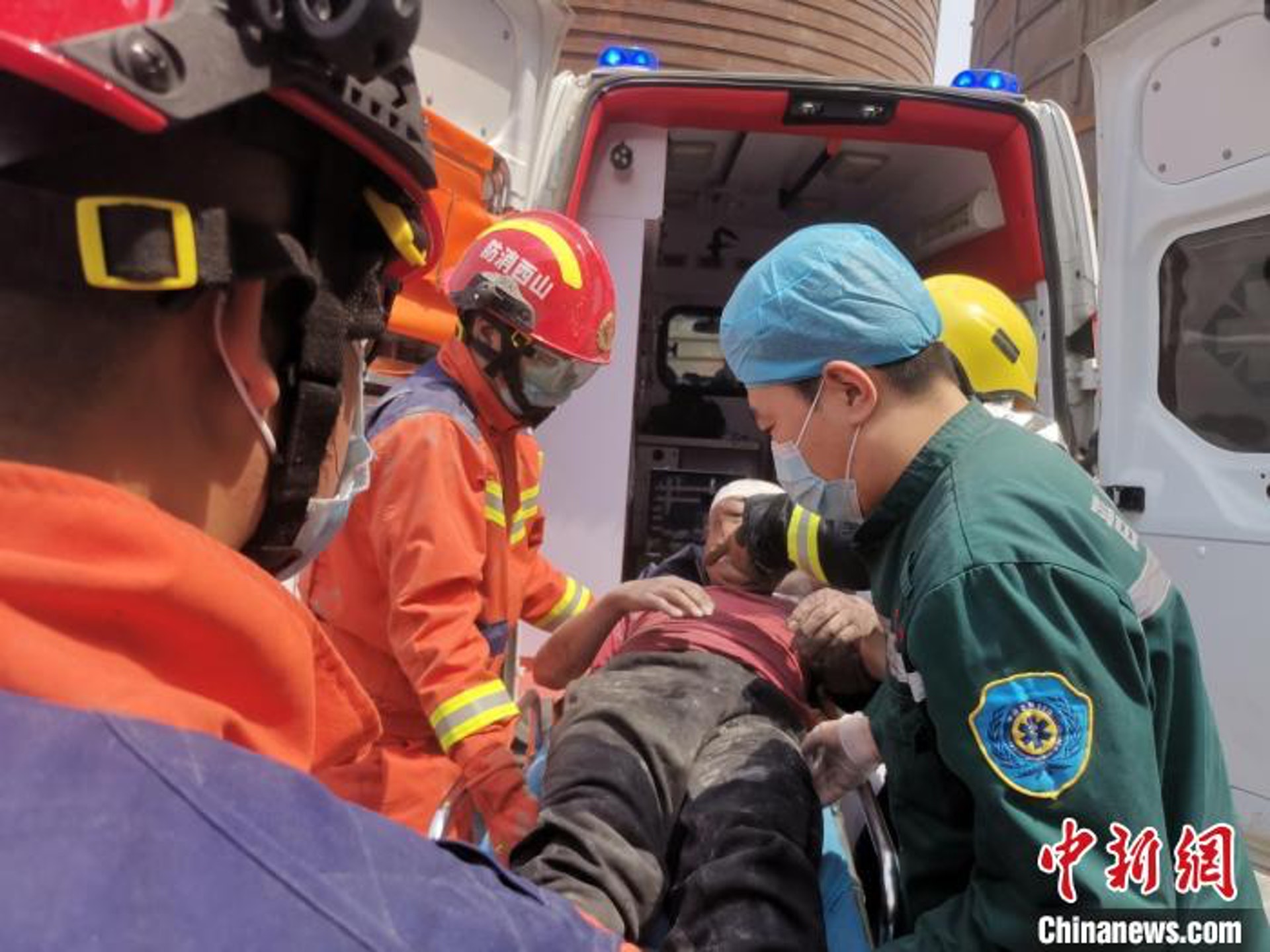 山西省晉中市有建材公司發生倒塌,造成7名工人被困。(中新網) 山西省晉中市有建材公司發生倒塌,造成7名工人被困。(中新網)