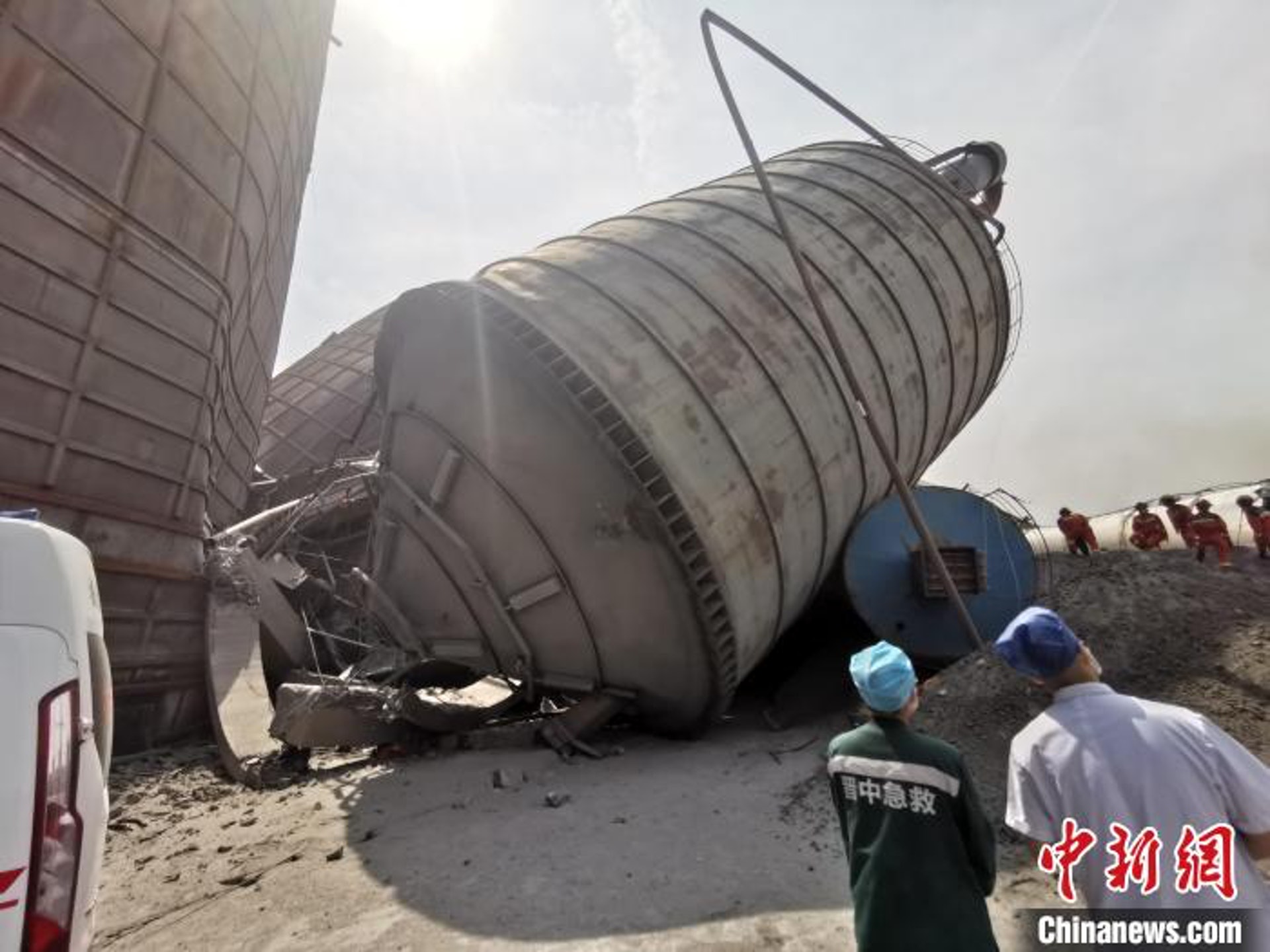 山西省晉中市有建材公司發生倒塌,造成7名工人被困。(中新網) 山西省晉中市有建材公司發生倒塌,造成7名工人被困。(中新網)
