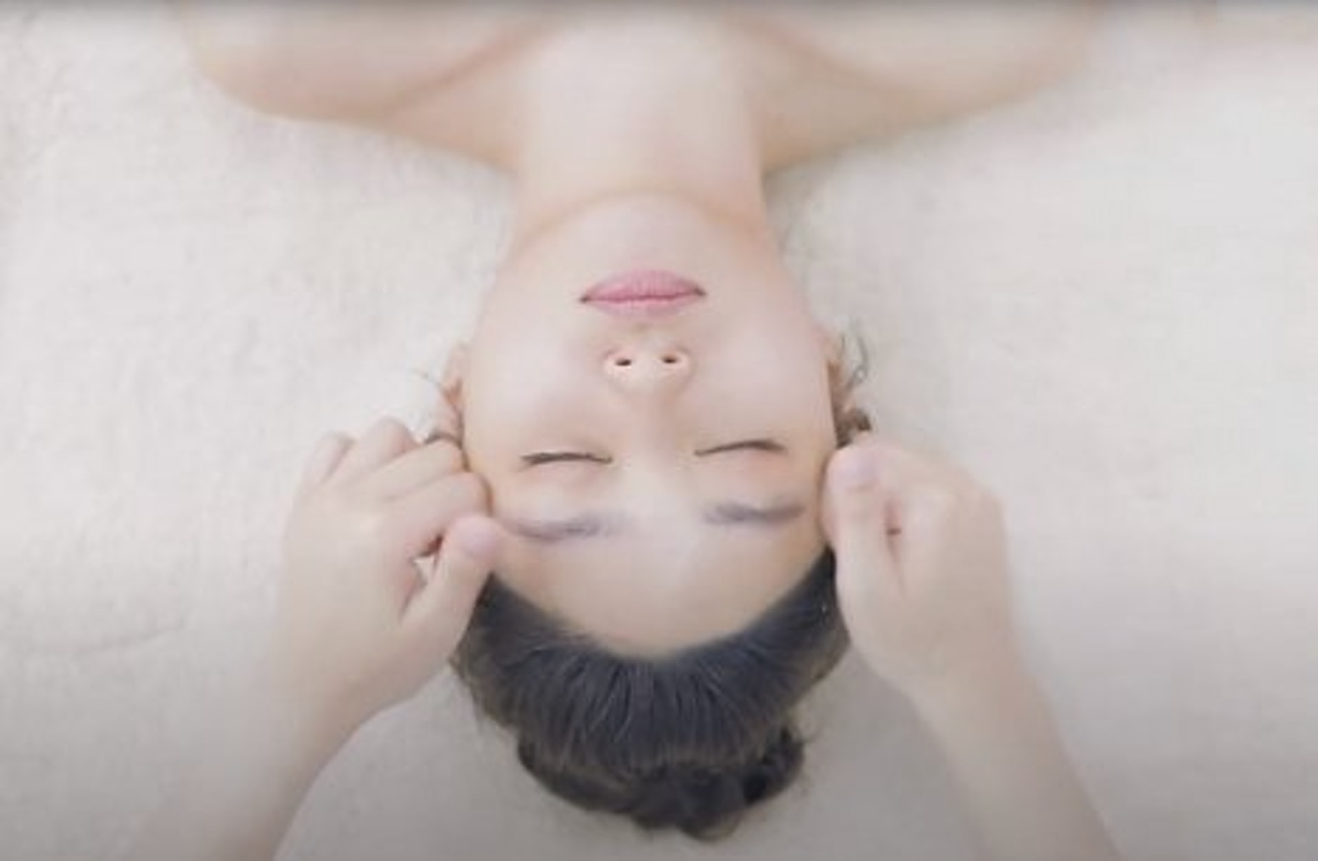 療程第一部分採用的獨家療法「骨氣大眼術」是最重要的一環。這項傳統手技具有三十年歷史,以人體物理學為基礎,矯正骨骼層架構。(圖片:Kan's Beauty) 療程第一部分採用的獨家療法「骨氣大眼術」是最重要的一環。這項傳統手技具有三十年歷史,以人體物理學為基礎,矯正骨骼層架構。(圖片:Kan's Beauty)