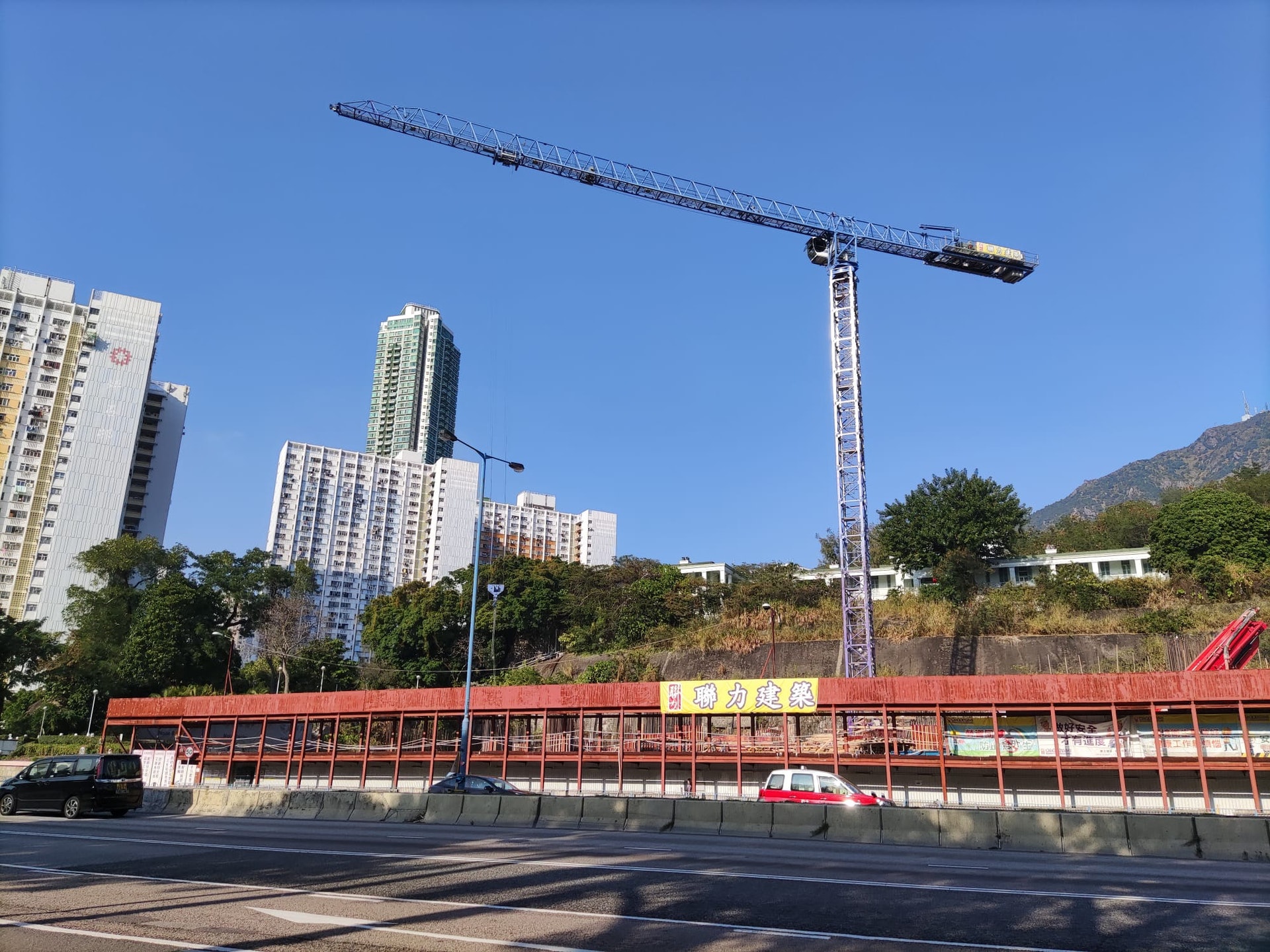 王新興集團旗下觀塘道53至55A號項目,前身為啟德大廈,重建後提供807伙。(蔡偉南攝) 王新興集團旗下觀塘道53至55A號項目,前身為啟德大廈,重建後提供807伙。(蔡偉南攝)