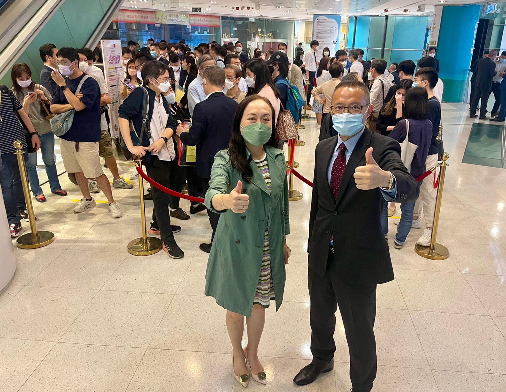 左起長實高級營業經理楊桂玲、長實地產投資董事郭子威。 左起長實高級營業經理楊桂玲、長實地產投資董事郭子威。