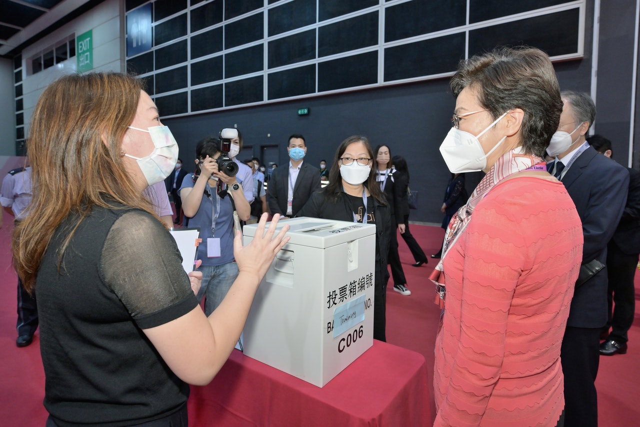 林鄭月娥視察會展票站。(政府新聞處) 林鄭月娥視察會展票站。(政府新聞處)