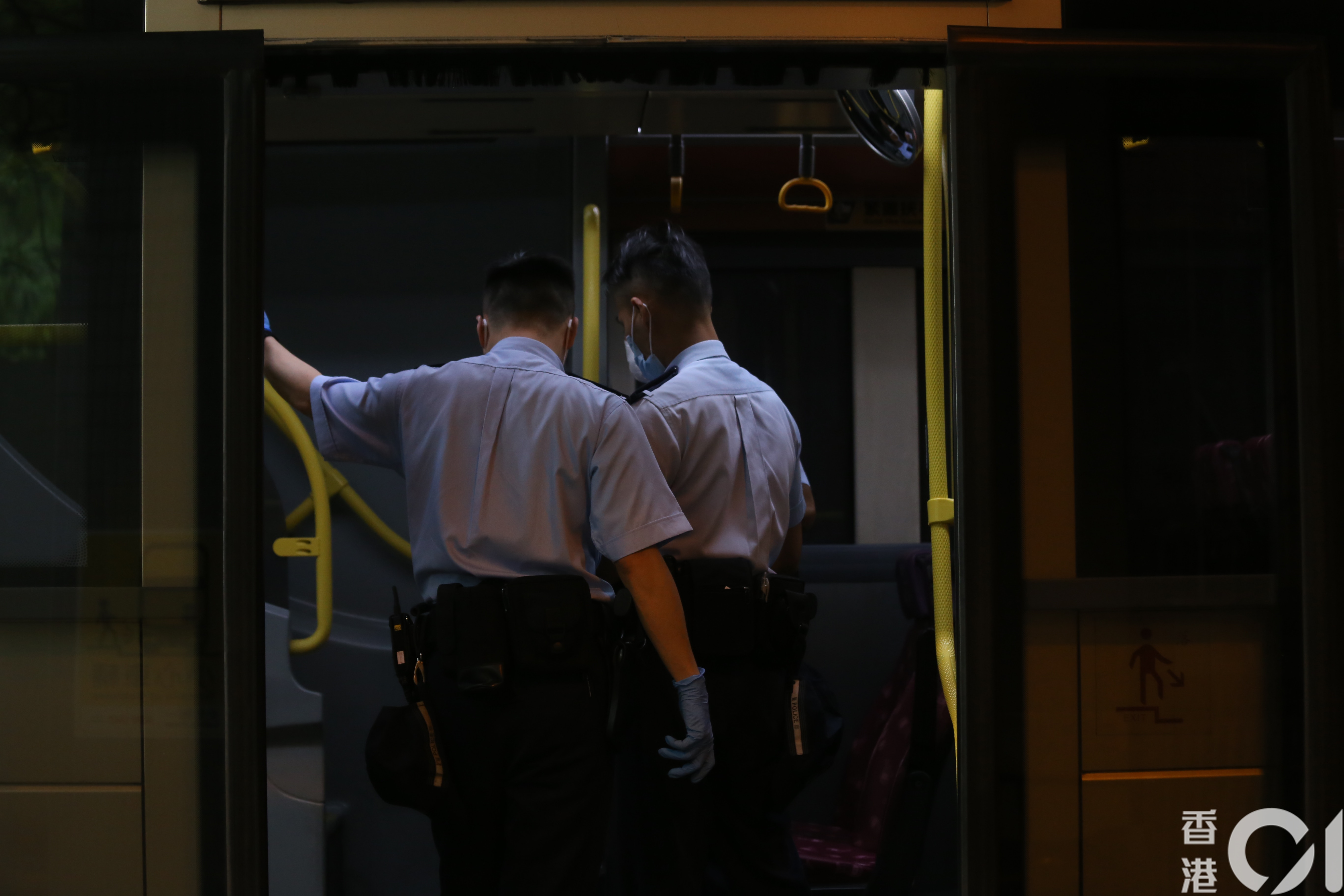 警方在車廂深入調查。（翁鈺輝攝）