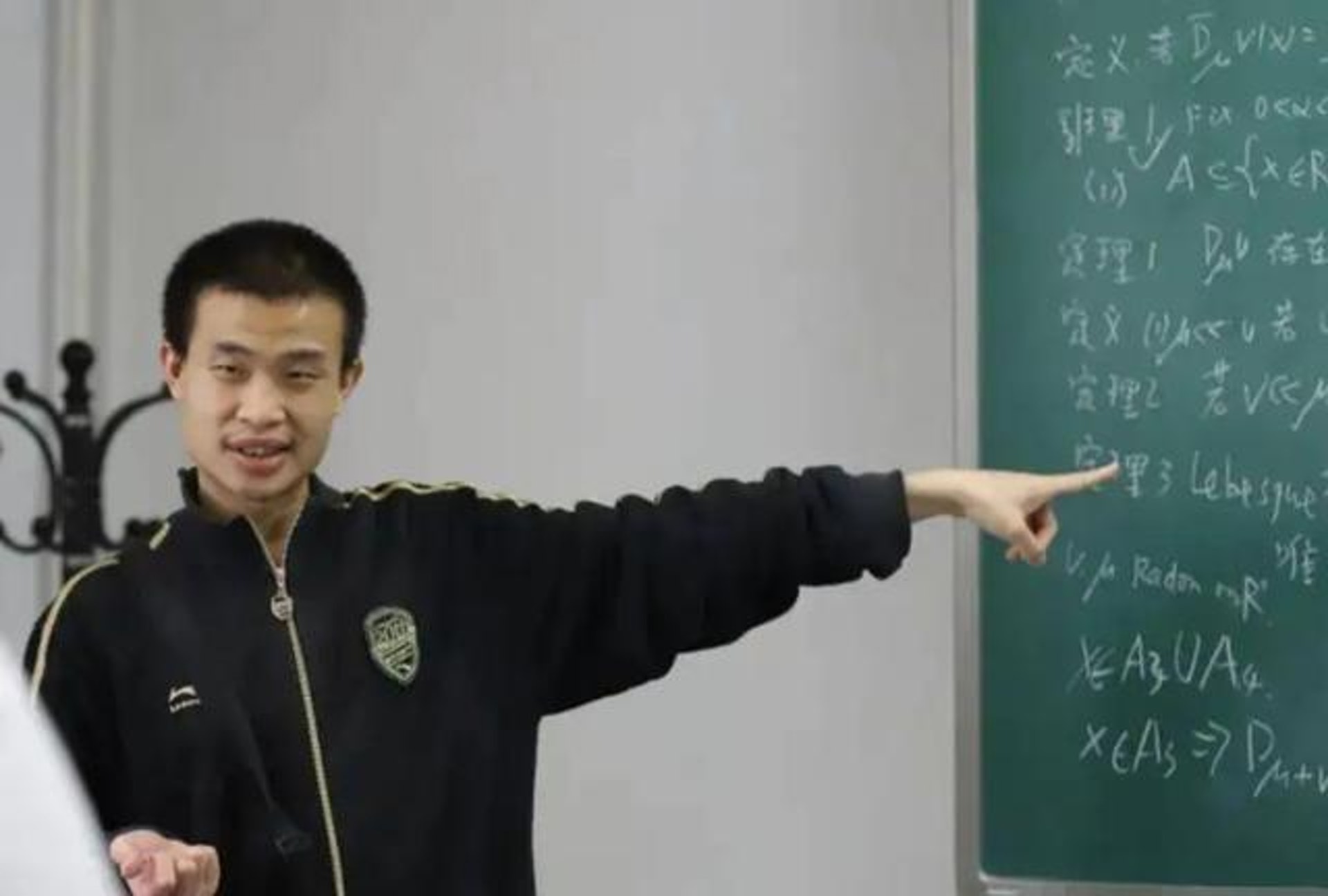 學生直指上韋東奕的課感到很頭痛,因為實在是「太難了」。(上游新聞)