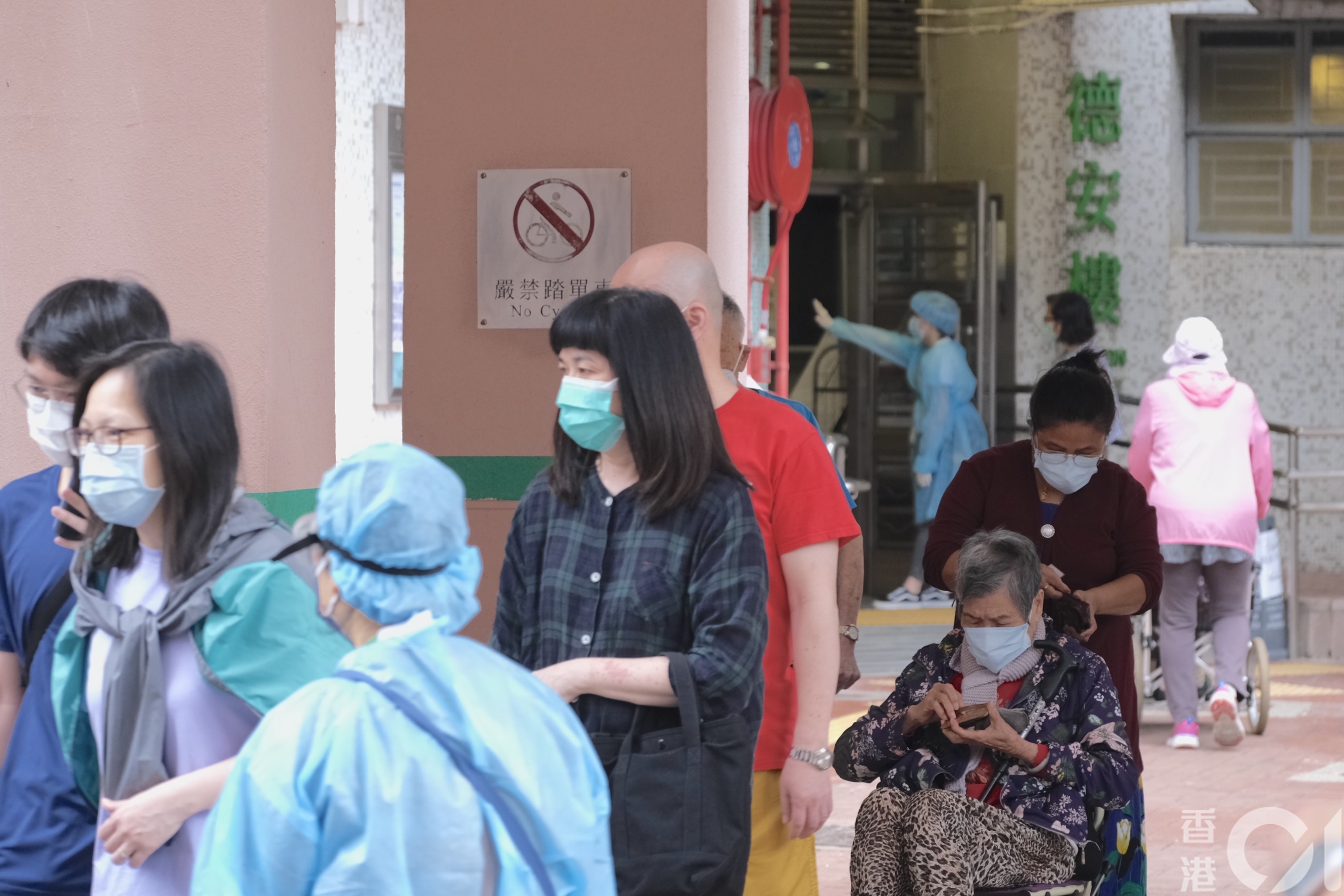 5月7日將軍澳厚德邨德安樓圍封強檢。(盧翊銘攝)