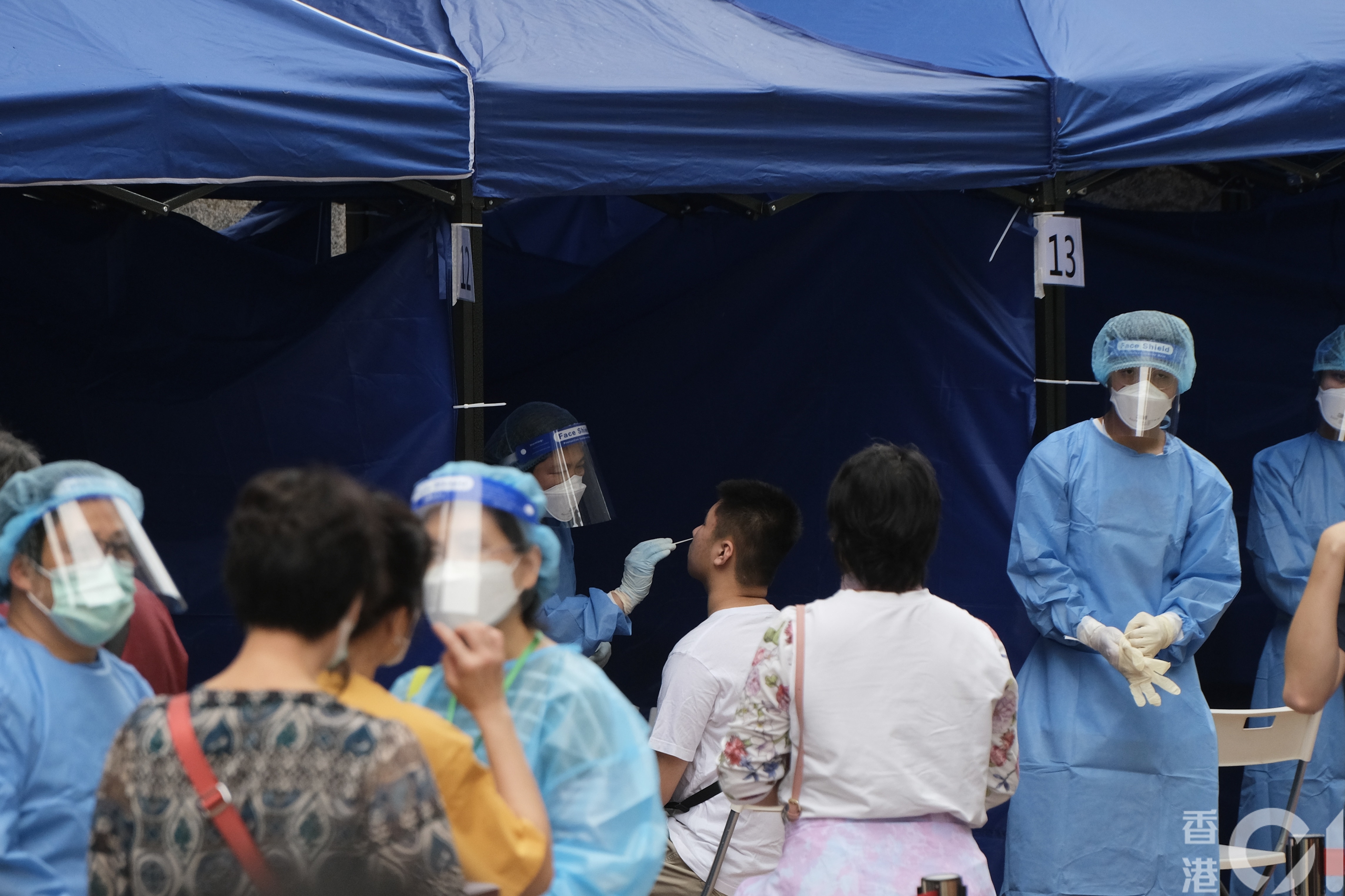 5月7日將軍澳厚德邨德安樓圍封強檢。(盧翊銘攝)