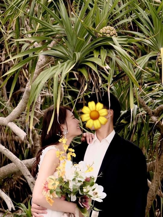 Aiko post的结婚照。(网上图片)