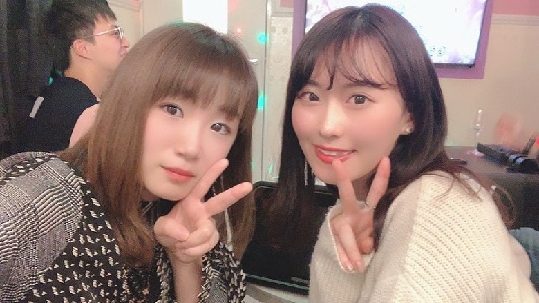 坤哥与Aiko (右) 于2019年邂逅，两人与友人一起去唱k。(网上图片)