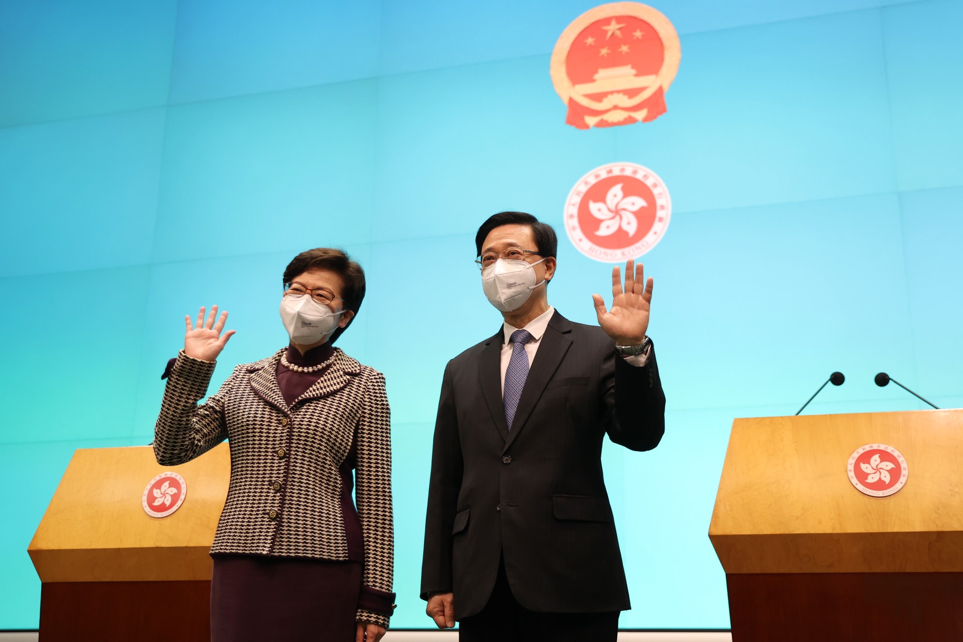 林鄭、李家超會面商討交接。李家超先揮手示意,其後林鄭跟上。(鄭子峰攝) 林鄭、李家超會面商討交接。李家超先揮手示意,其後林鄭跟上。(鄭子峰攝)